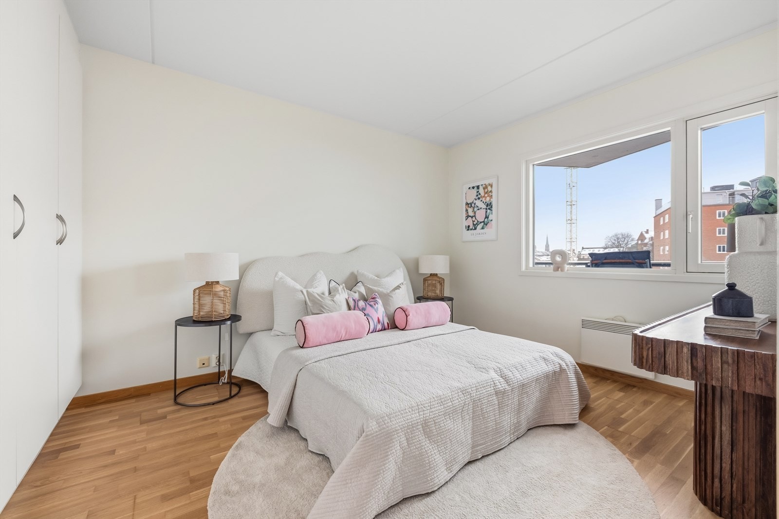 Soverommet fremstår lyst og behagelig, med god plass til dobbeltseng, nattbord og øvrig møblering. Galleribilde