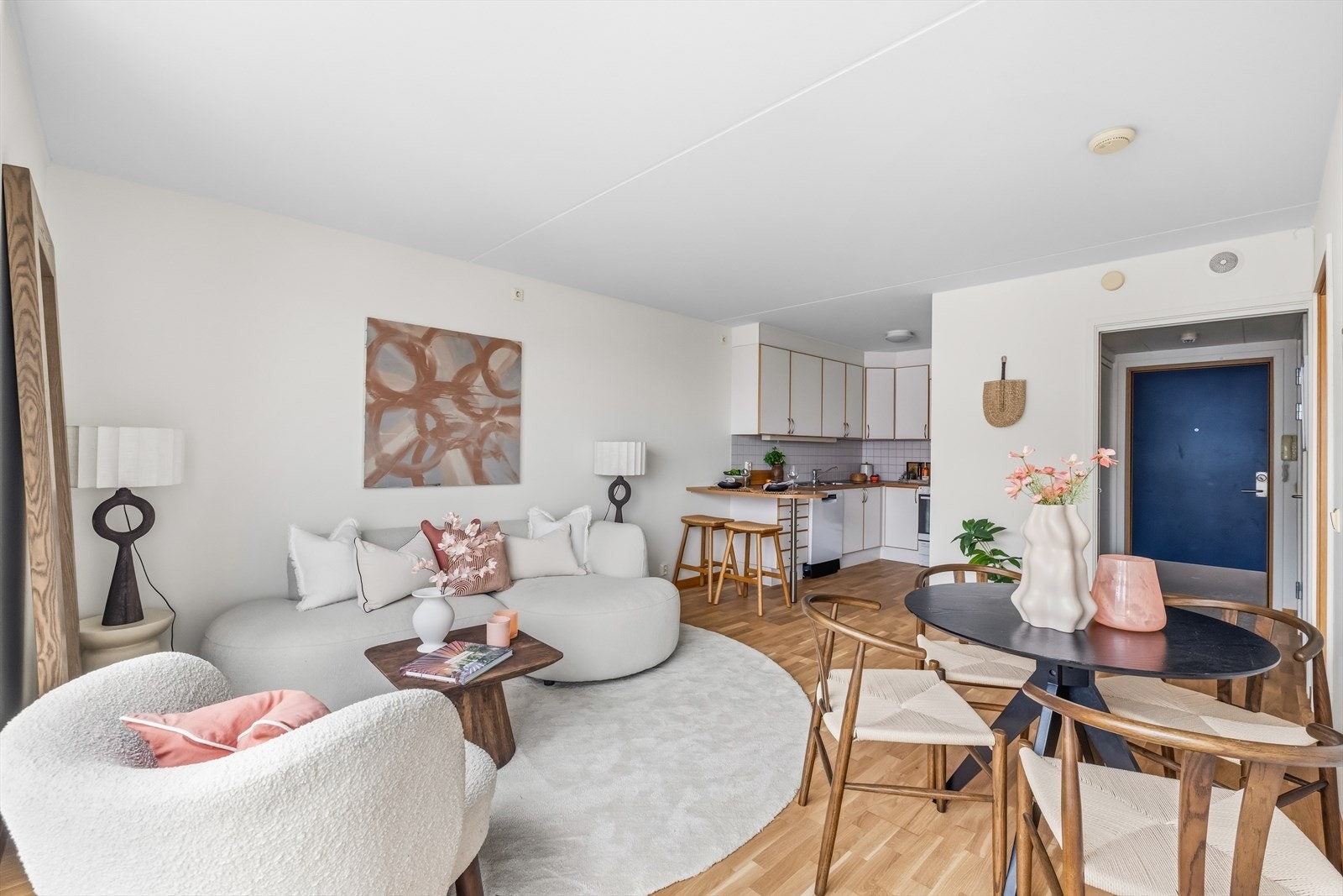 Den åpne løsningen mellom stue og kjøkken skaper et romslig og sosialt allrom som egner seg godt for både hverdag og gjester. Galleribilde