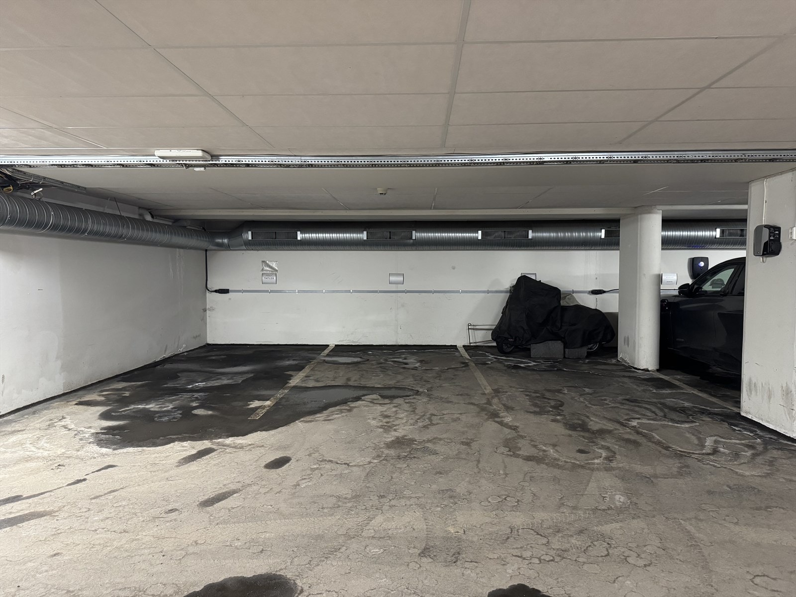 Garasjeplass i byggets 1 etg kan kjøpes for kr 900 000,-. Galleribilde