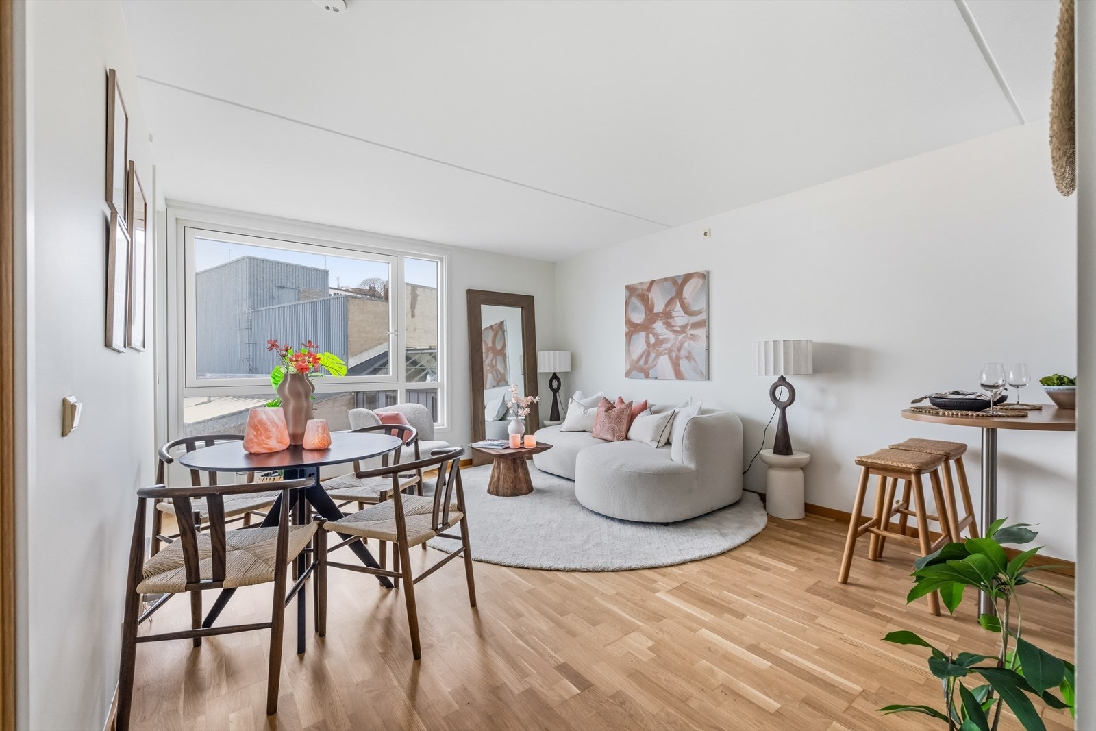 Lys og innbydende stue med store vindusflater som slipper inn rikelig med dagslys. Galleribilde