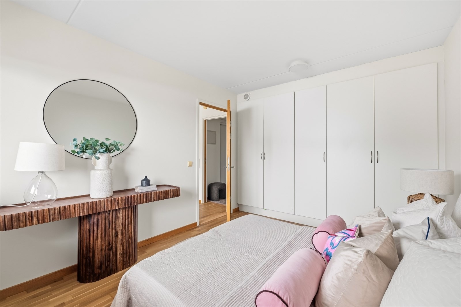 Garderobeløsningen gir svært god plass til oppbevaring. Galleribilde