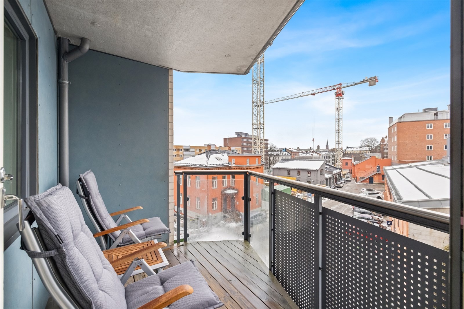 Balkongen har tregulv og rekkverk i stål/aluminium med glassfelt som gir en åpen og luftig følelse. Galleribilde