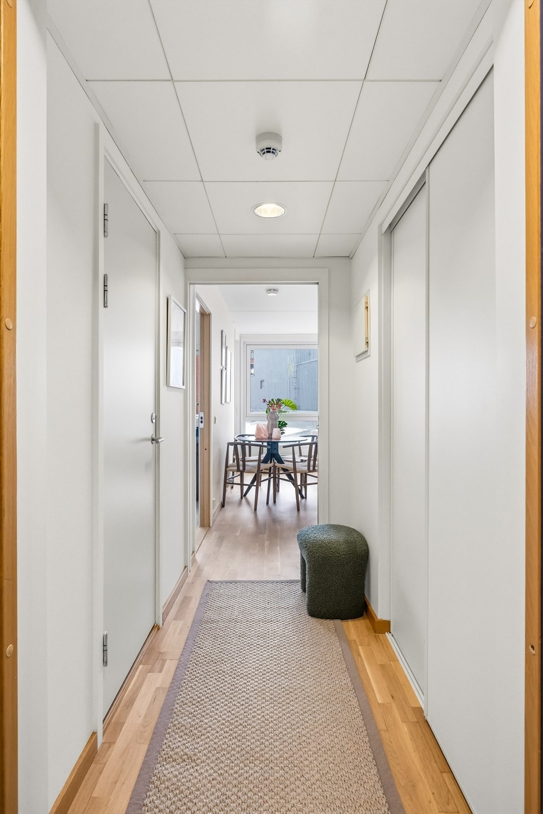 Fra entréen er det en naturlig flyt videre inn i boligen. Galleribilde