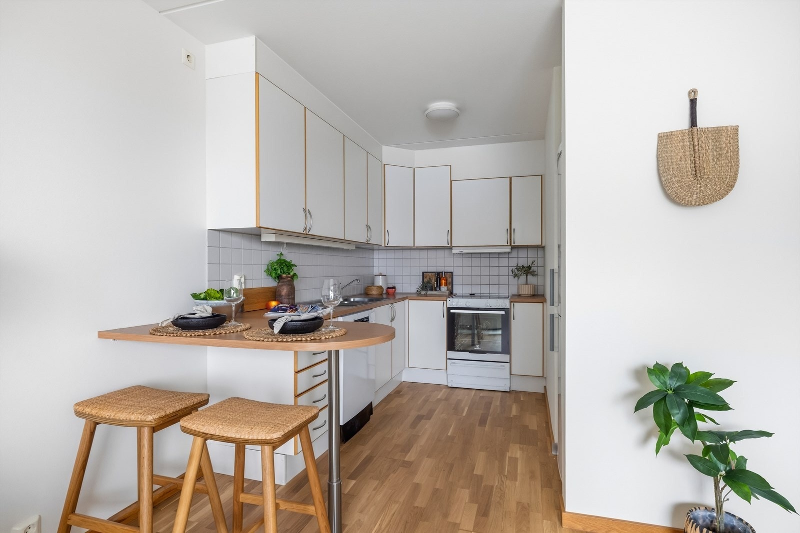 Kjøkkenet har innredning med glatte, folierte fronter og laminat benkeplate med nedfelt kum i rustfritt stål. Galleribilde