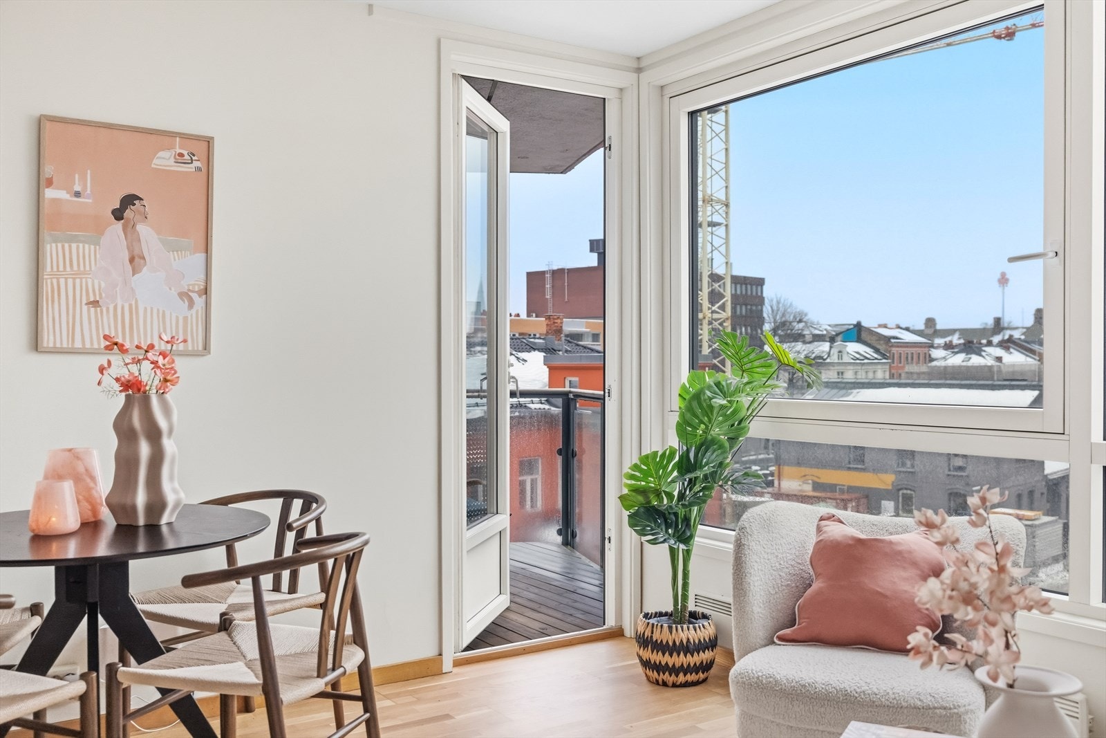 Fra stuen har du direkte utgang til sørvest-vendt balkong på ca. 4,5 m2. Galleribilde