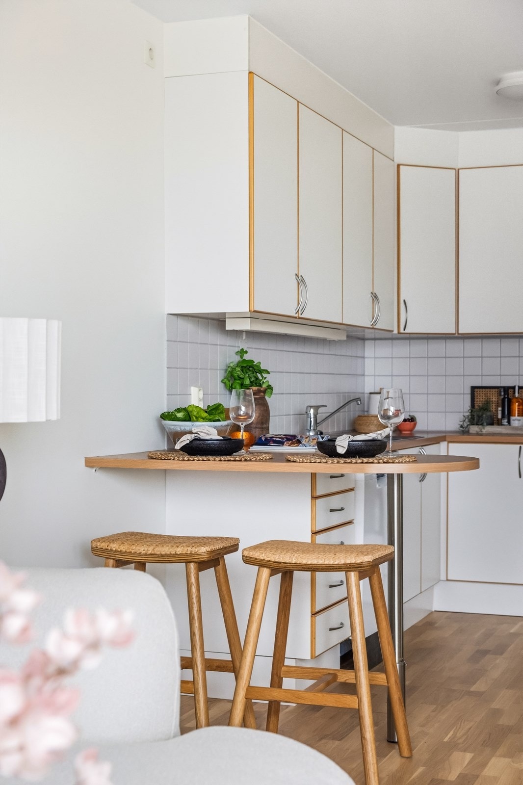 Den integrerte sitteplassen gir en uformell sone for morgenkaffe og enkle måltider i hverdagen. Galleribilde