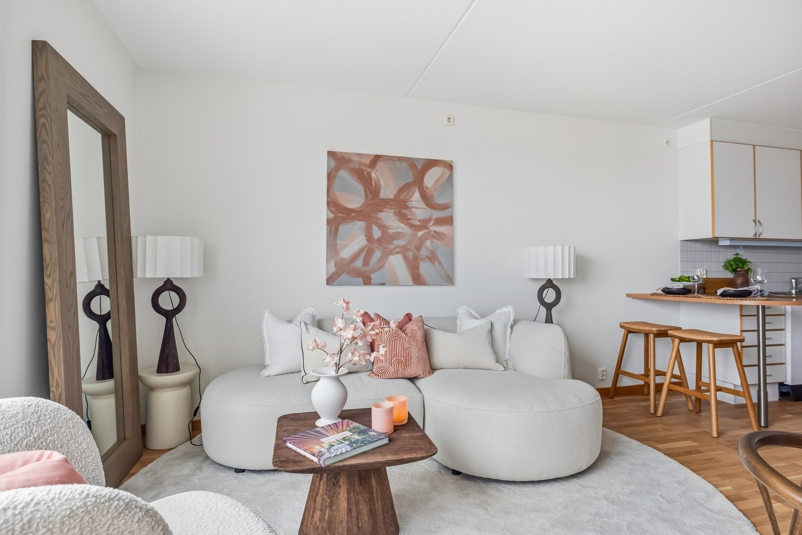 Et oppholdsrom med en rolig og behagelig atmosfære. Galleribilde