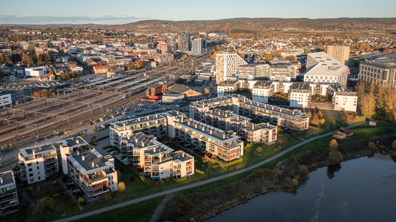 Beliggenheten er sentrumsnær, med kun en kort vei inn til alt Lillestrøm sentrum har å by på. Galleribilde