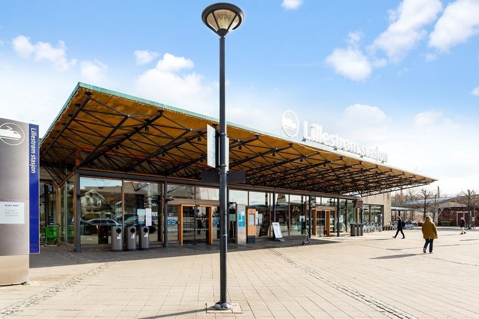 Fra Lillestrøm stasjon er det hyppige avganger, og reisen til Oslo S tar kun rundt 10 minutter. Galleribilde