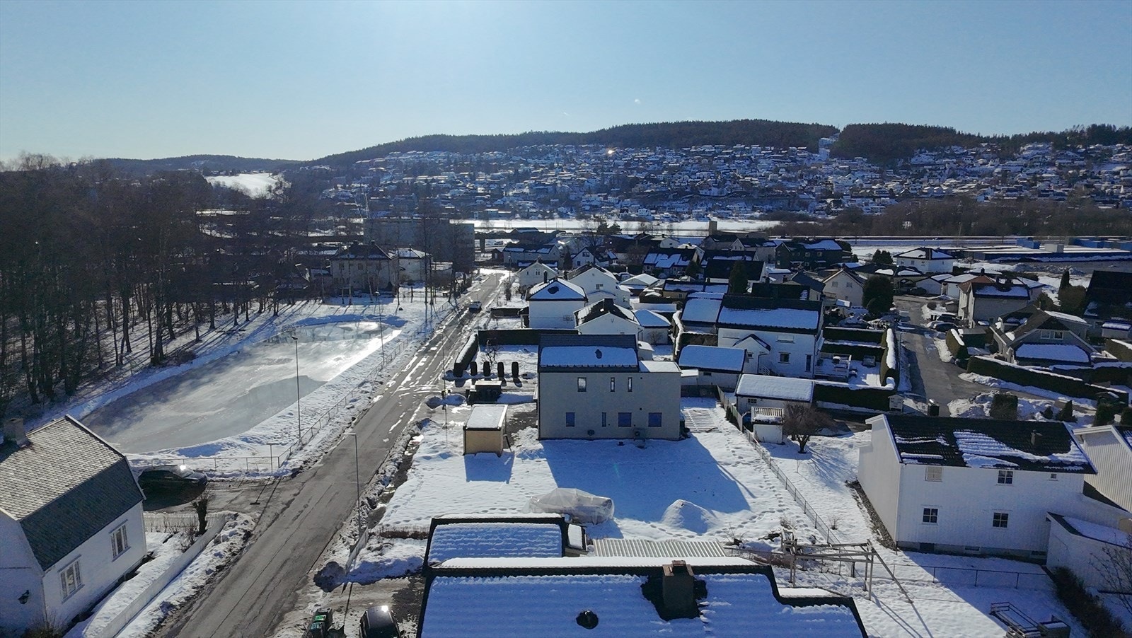 Her har du enkel tilgang til butikker, spisesteder, skoler, barnehager og treningssenter og kollektivtransport. Galleribilde