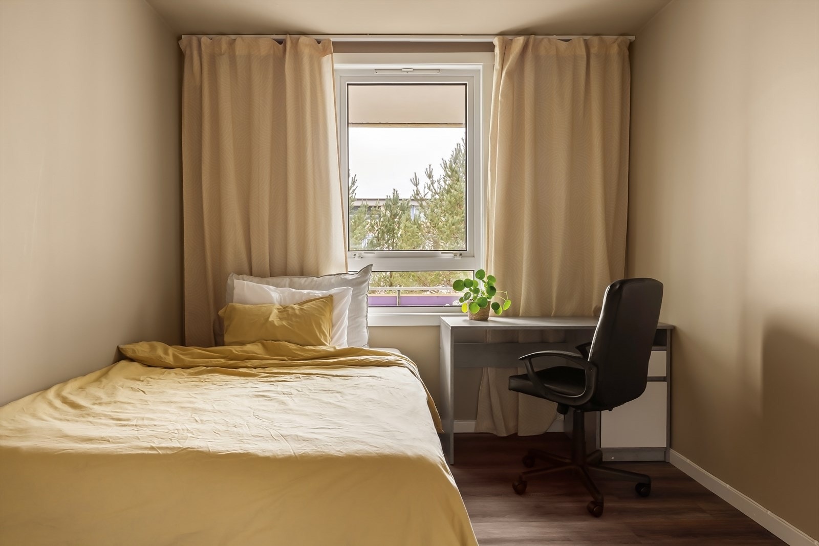 Soverom to er hele 8,6 kvm, med god plass til seng og kontordel Galleribilde