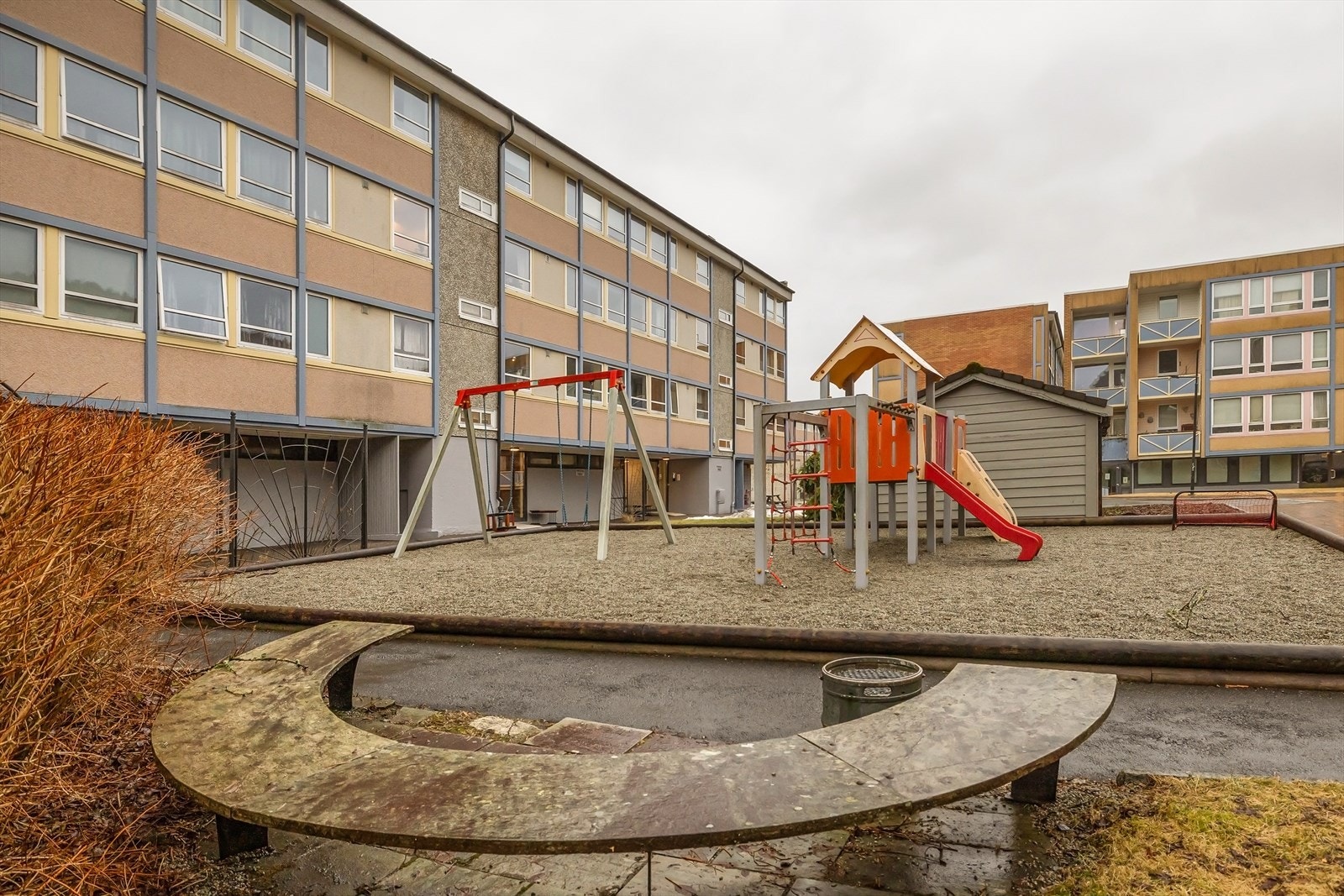 Området er meget barnevennlig med opparbeidede lekeplasser, kort vei til barnehager og skoler Galleribilde