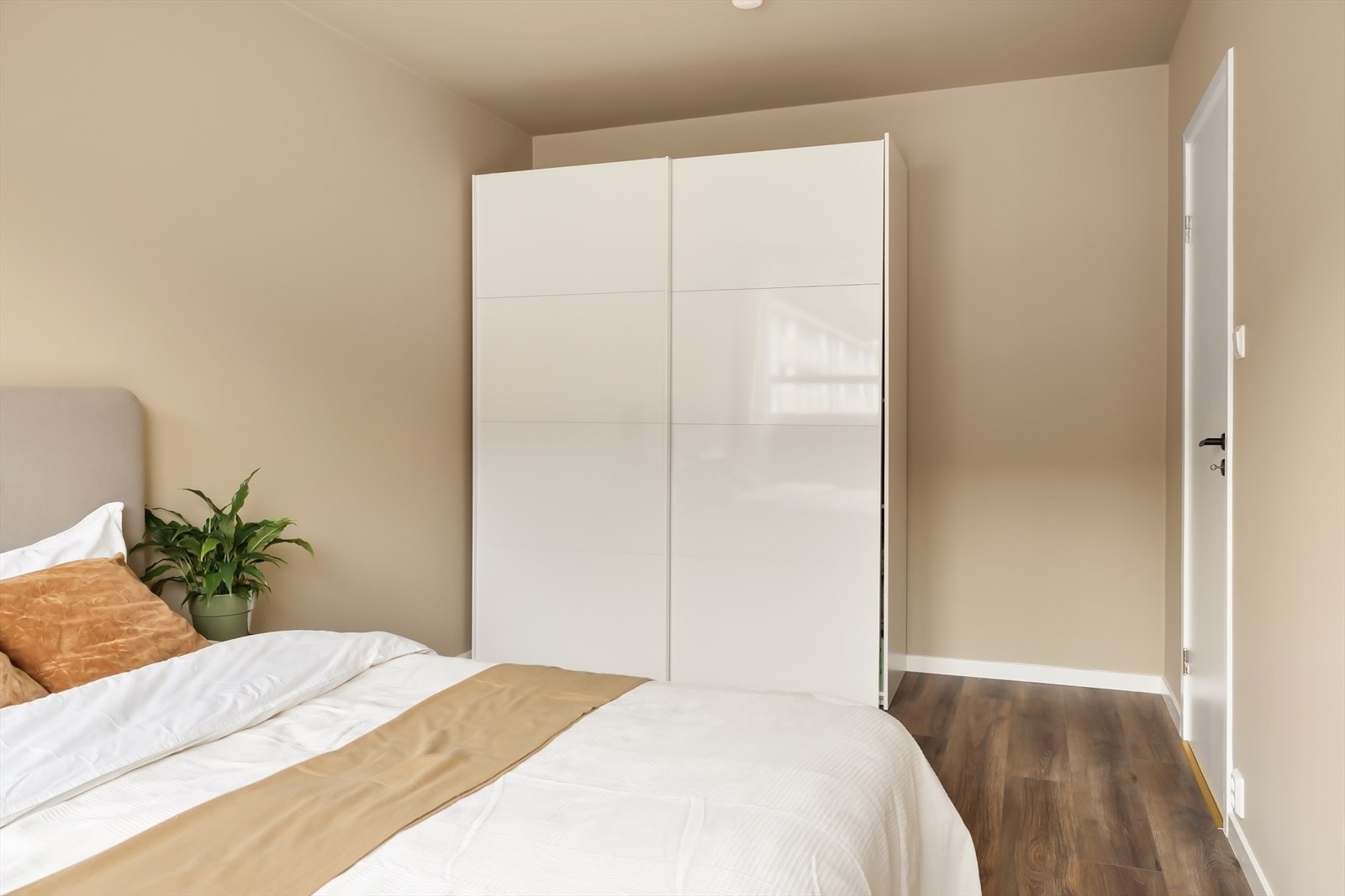 God plass til klær og oppbevaring Galleribilde