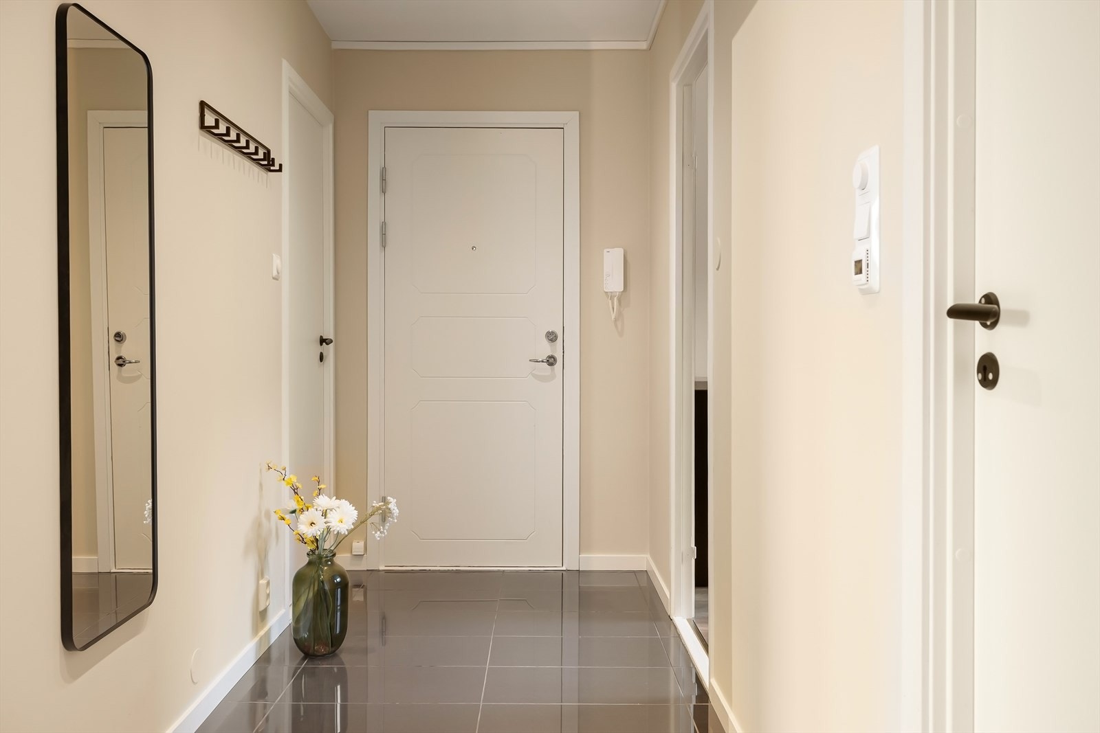 Velkommen inn! Her møtes du av en lys og luftig gang Galleribilde