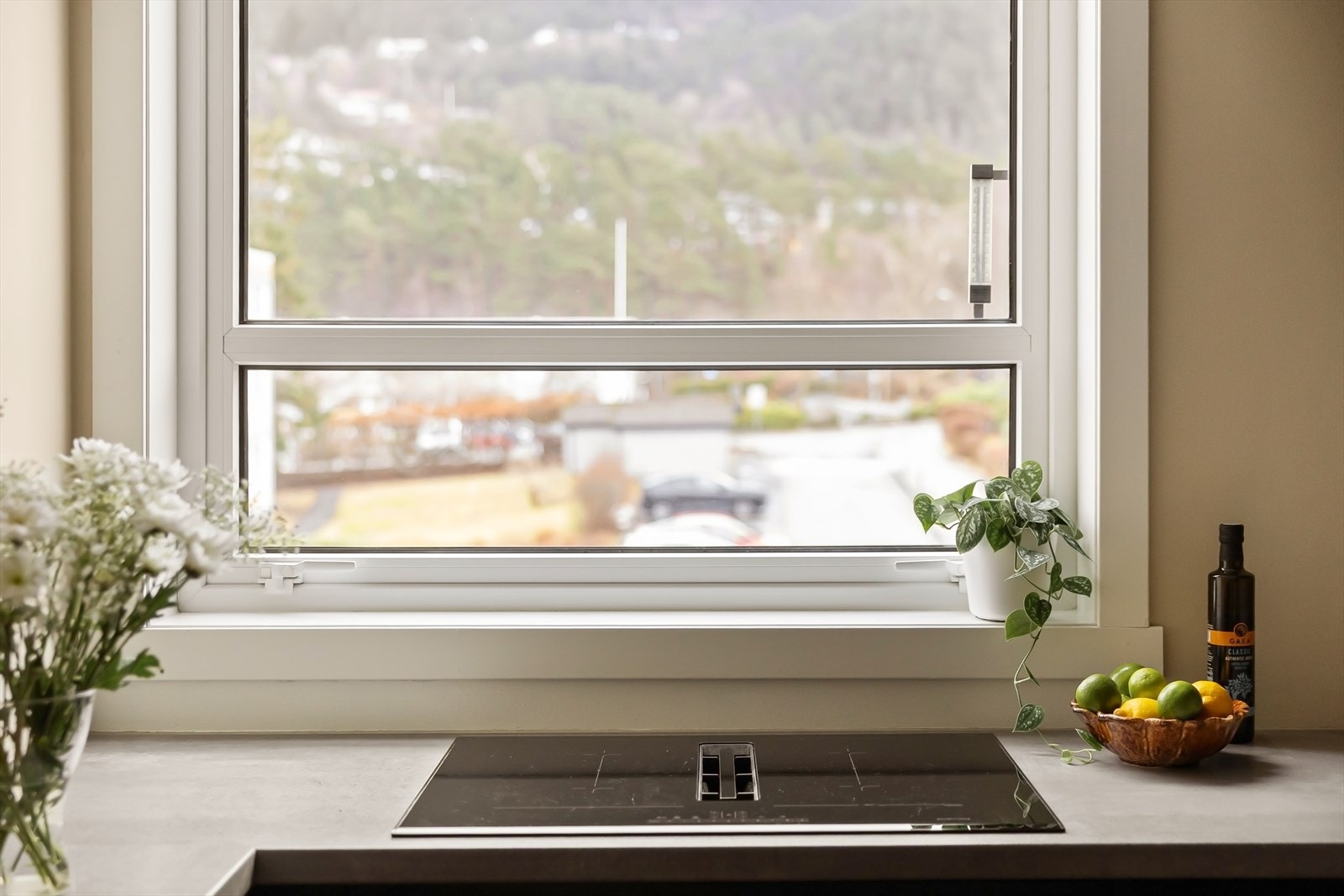 Stort vindu gir godt med lysinnslipp på kjøkkenet Galleribilde