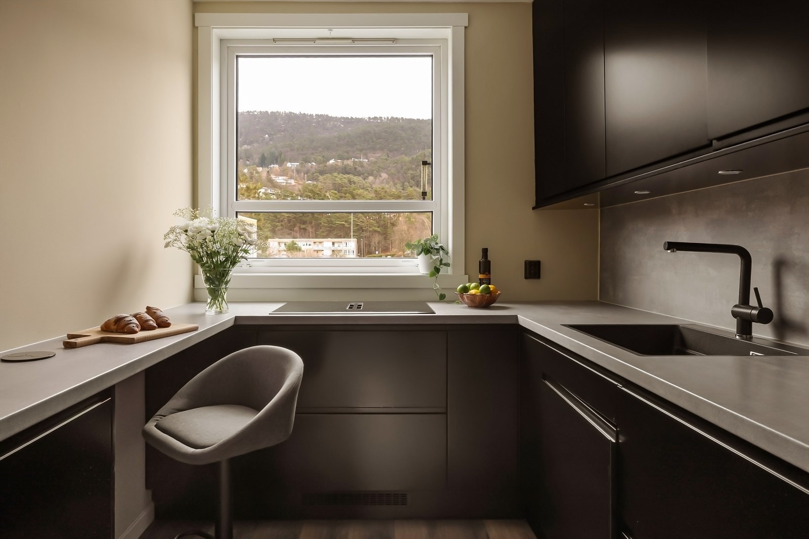 Sorte glatte fronter, detaljer som står i stil, lys over benkeplate. Galleribilde