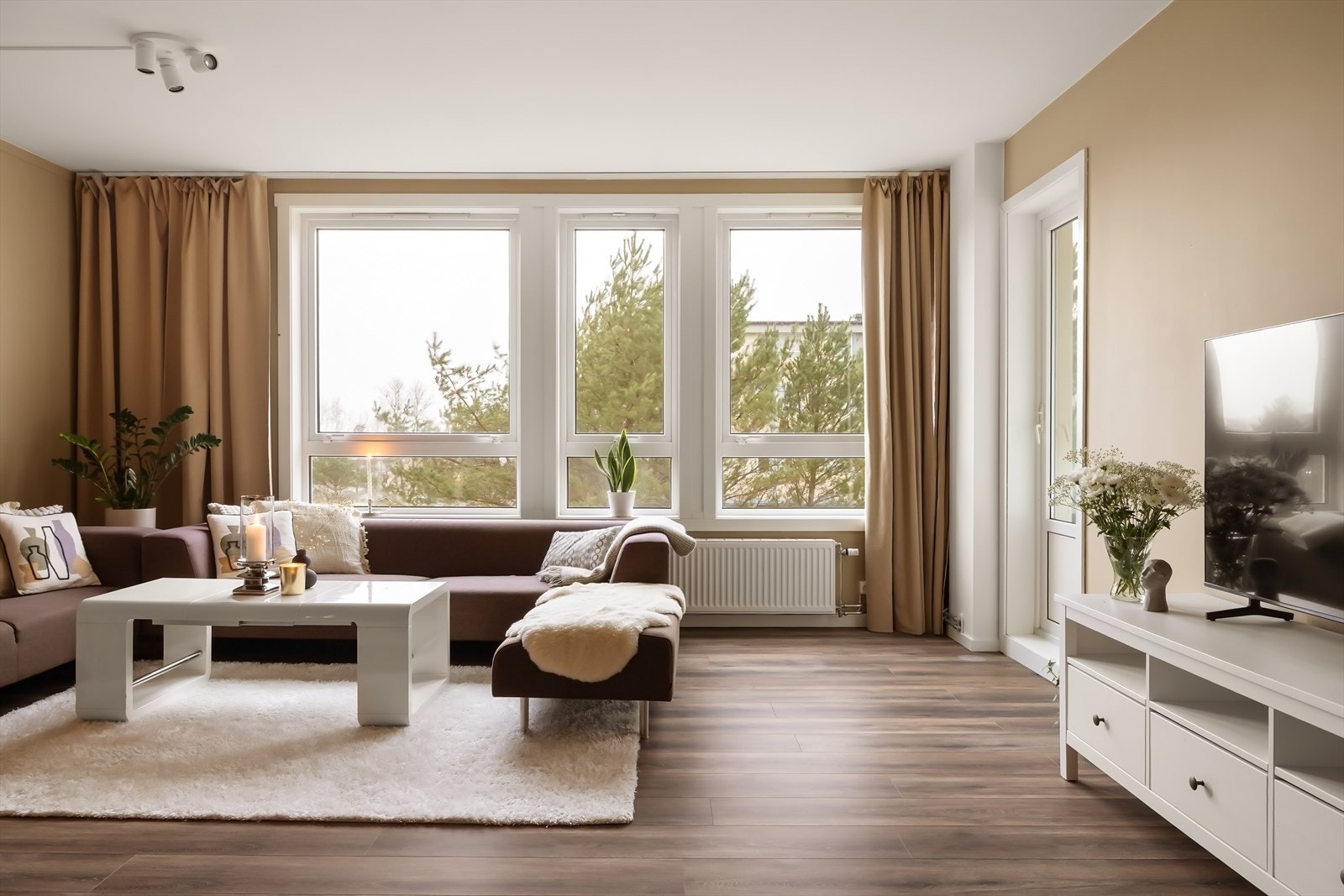 Store vinduer sørger for rikelig med naturlig lysinnslipp Galleribilde