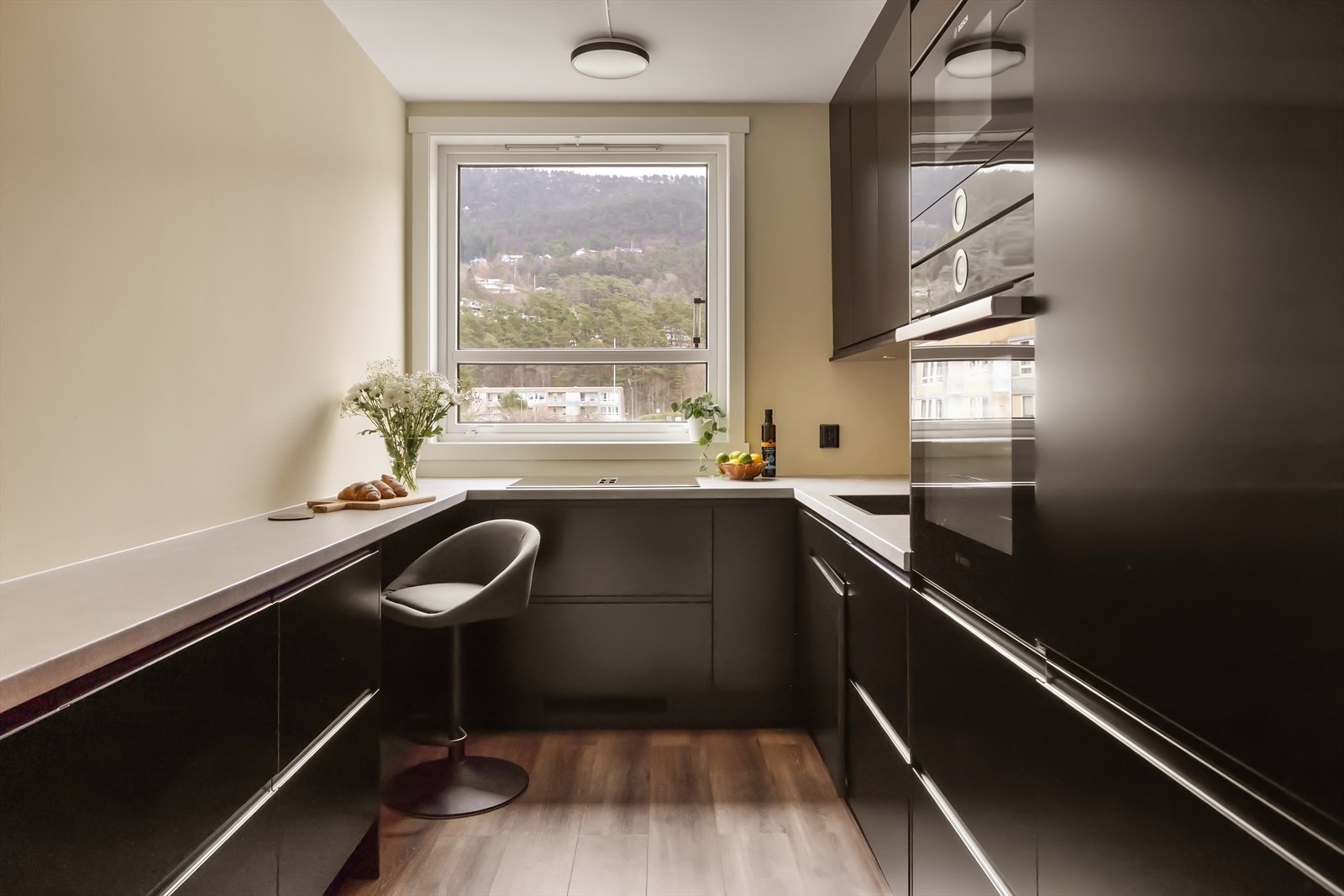 Pent kjøkken fra 2021, her ligger alt til rette for å lage et nydelig måltid Galleribilde