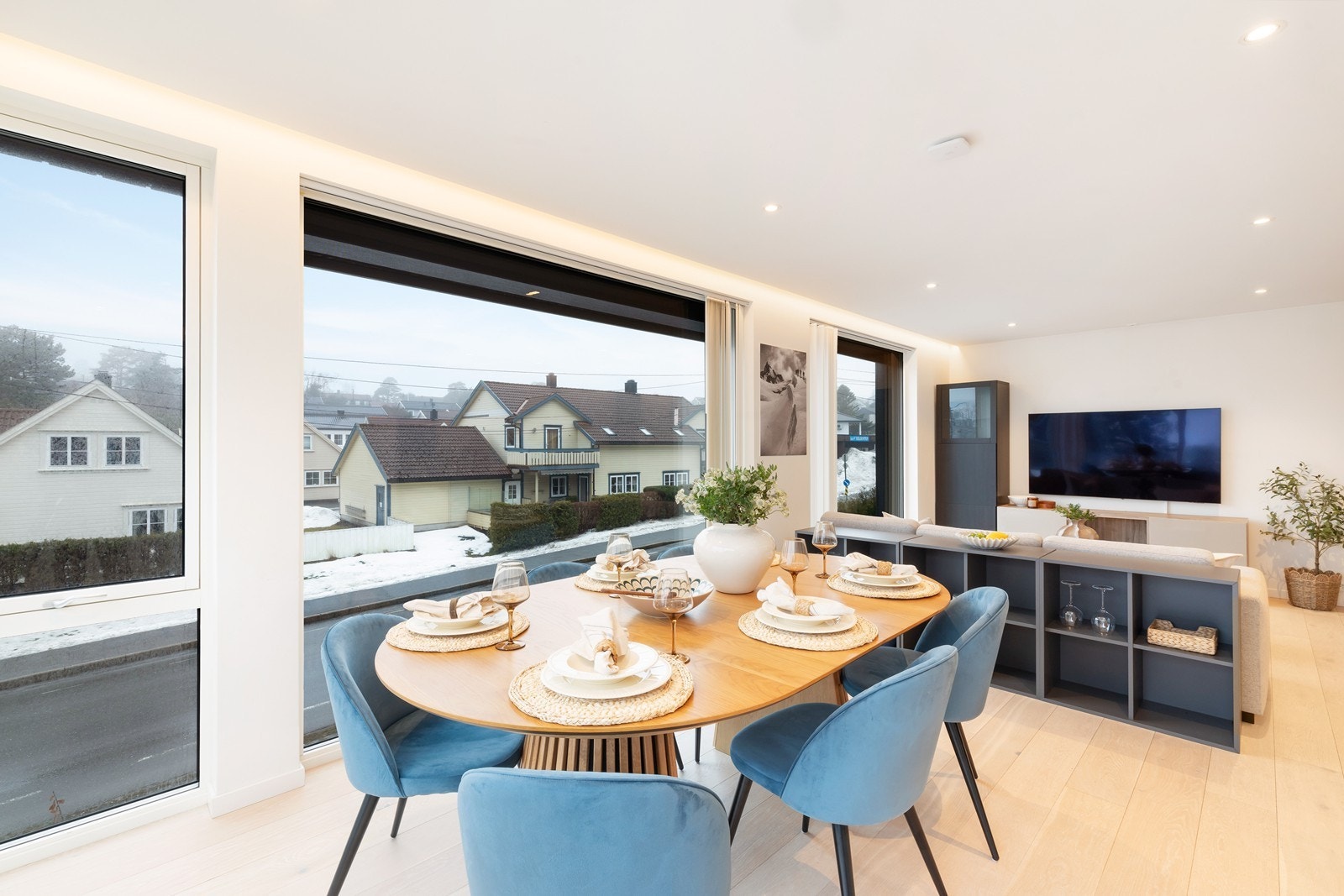 Det er montert utvendig sol skjerming på vinduene. For innsyn og skjerming av sol. Galleribilde