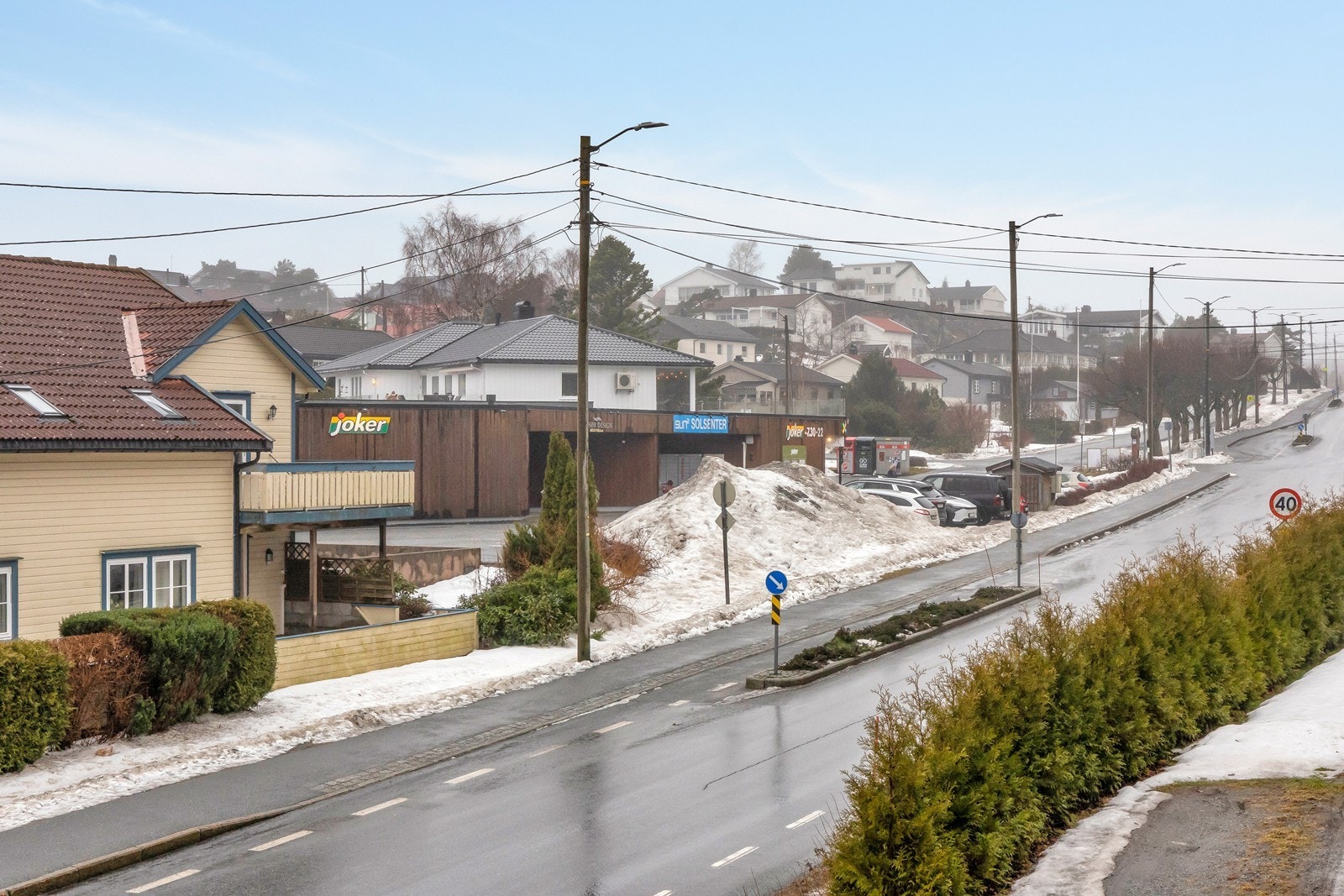 Umiddelbar nærhet til Jokerbutikk i Holvika og Holvika skole. Galleribilde