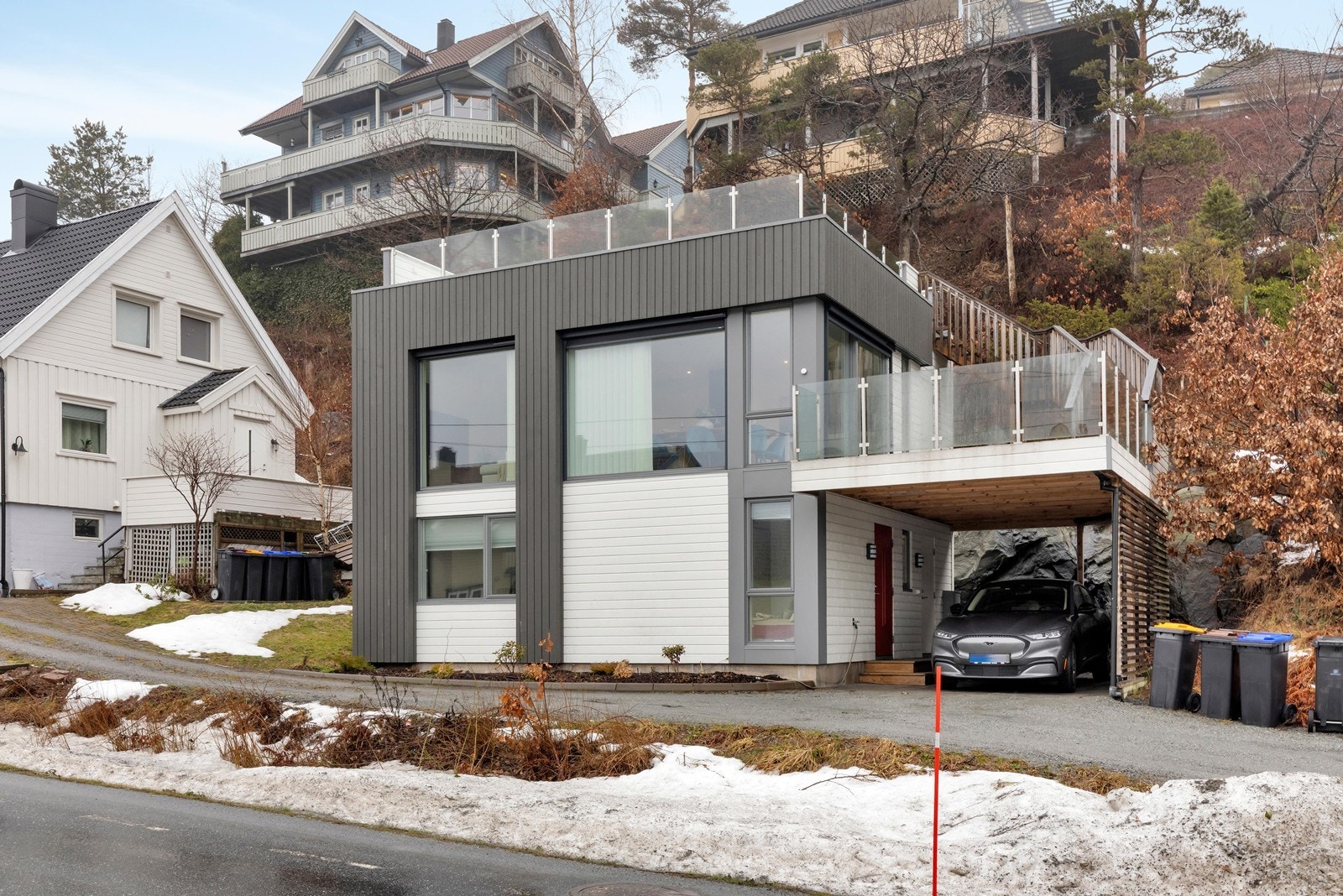 Nyere enebolig med takterrasse. Galleribilde