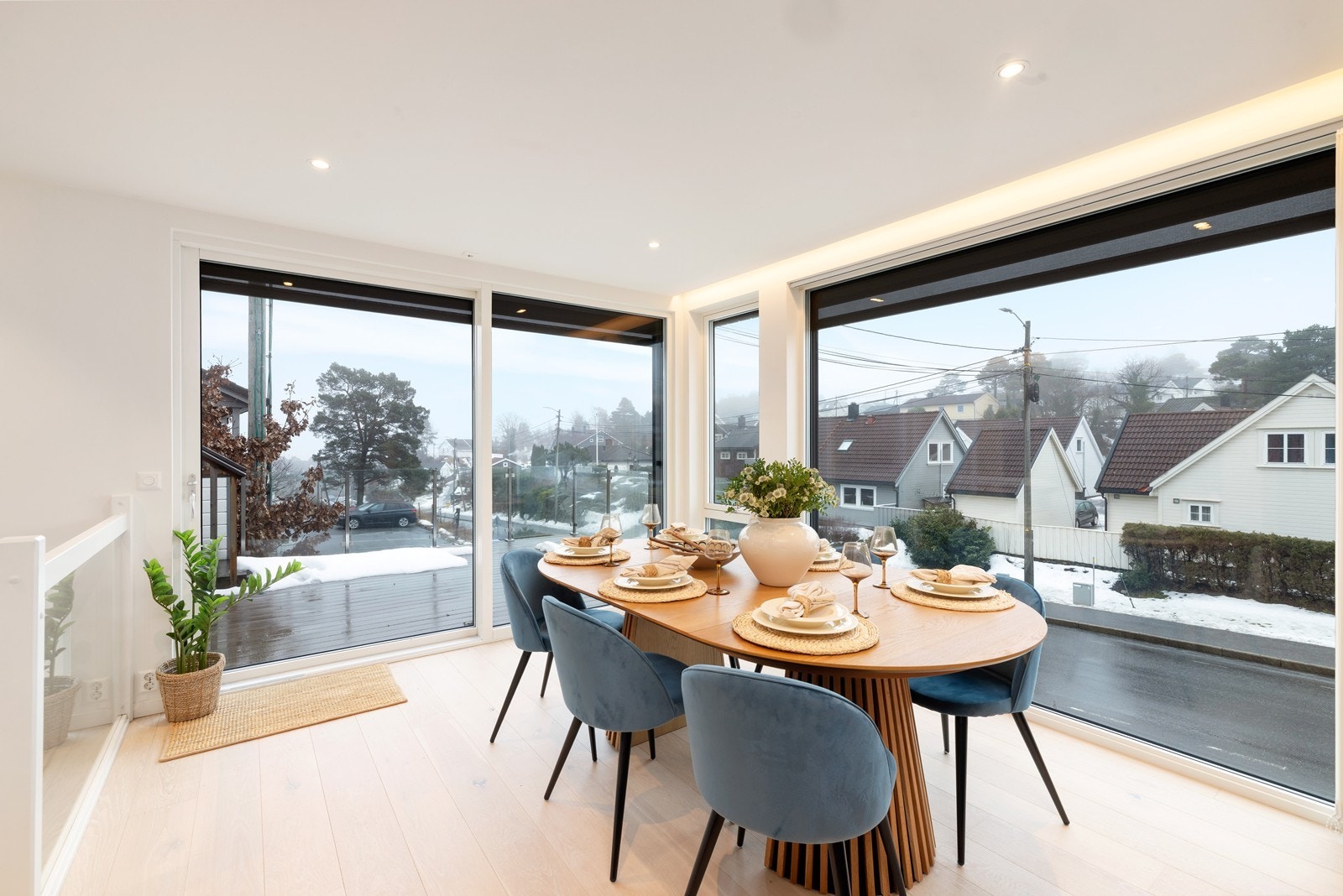 Store vindusflater gir en fantastisk romfølelse. Galleribilde