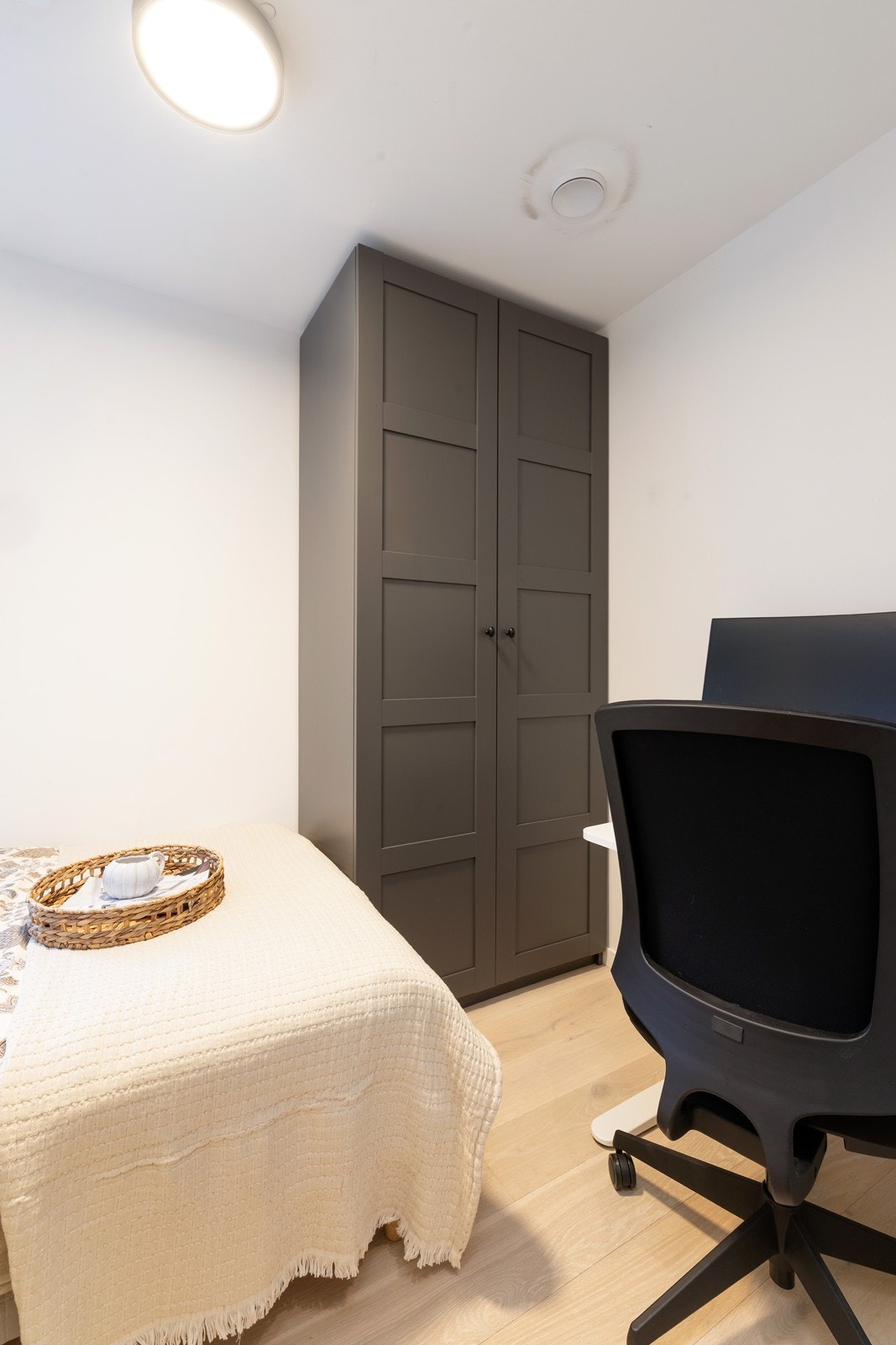 God plass til både seng, garderobeskap og skrivepult. Galleribilde