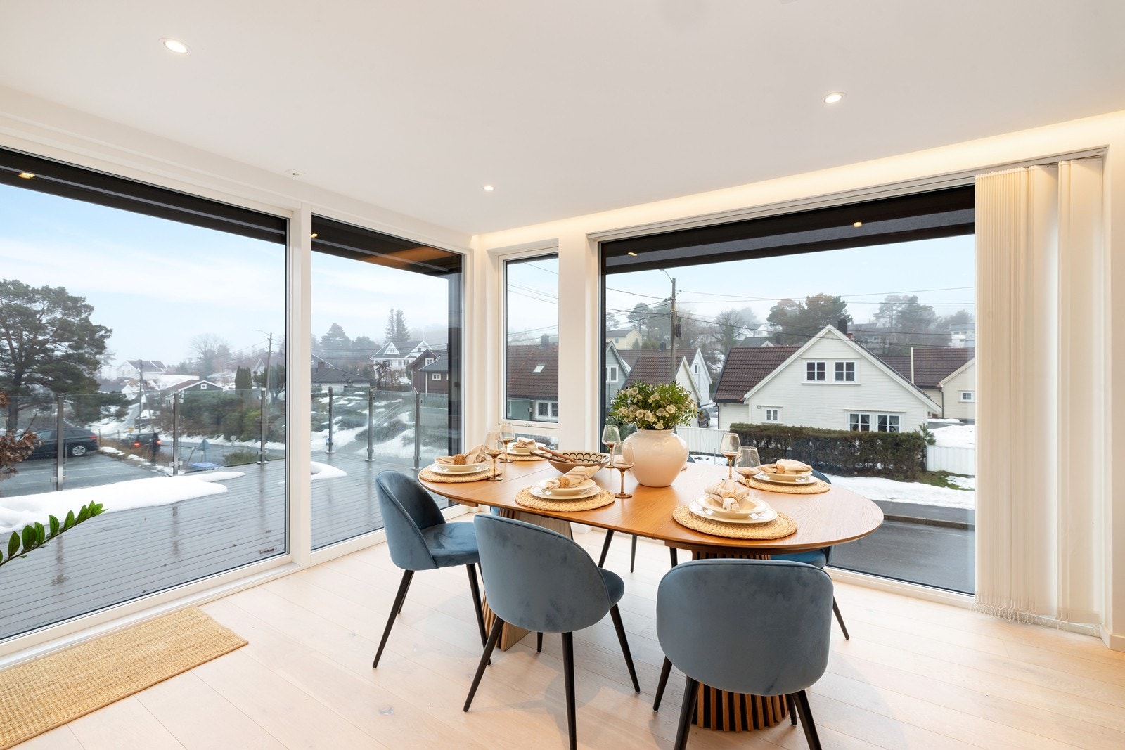 Luftige funksjonelle rom med store vindusflater fra gulv til tak. Galleribilde