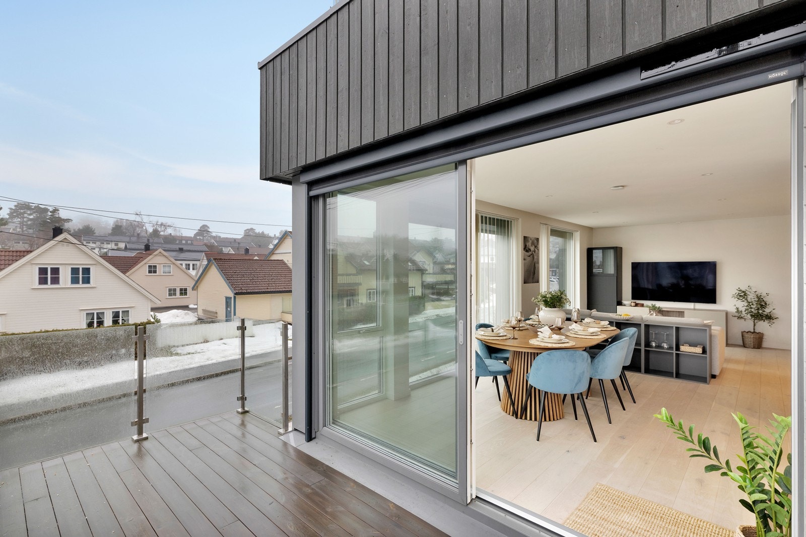 Skyvedør ut til terrassen. Galleribilde