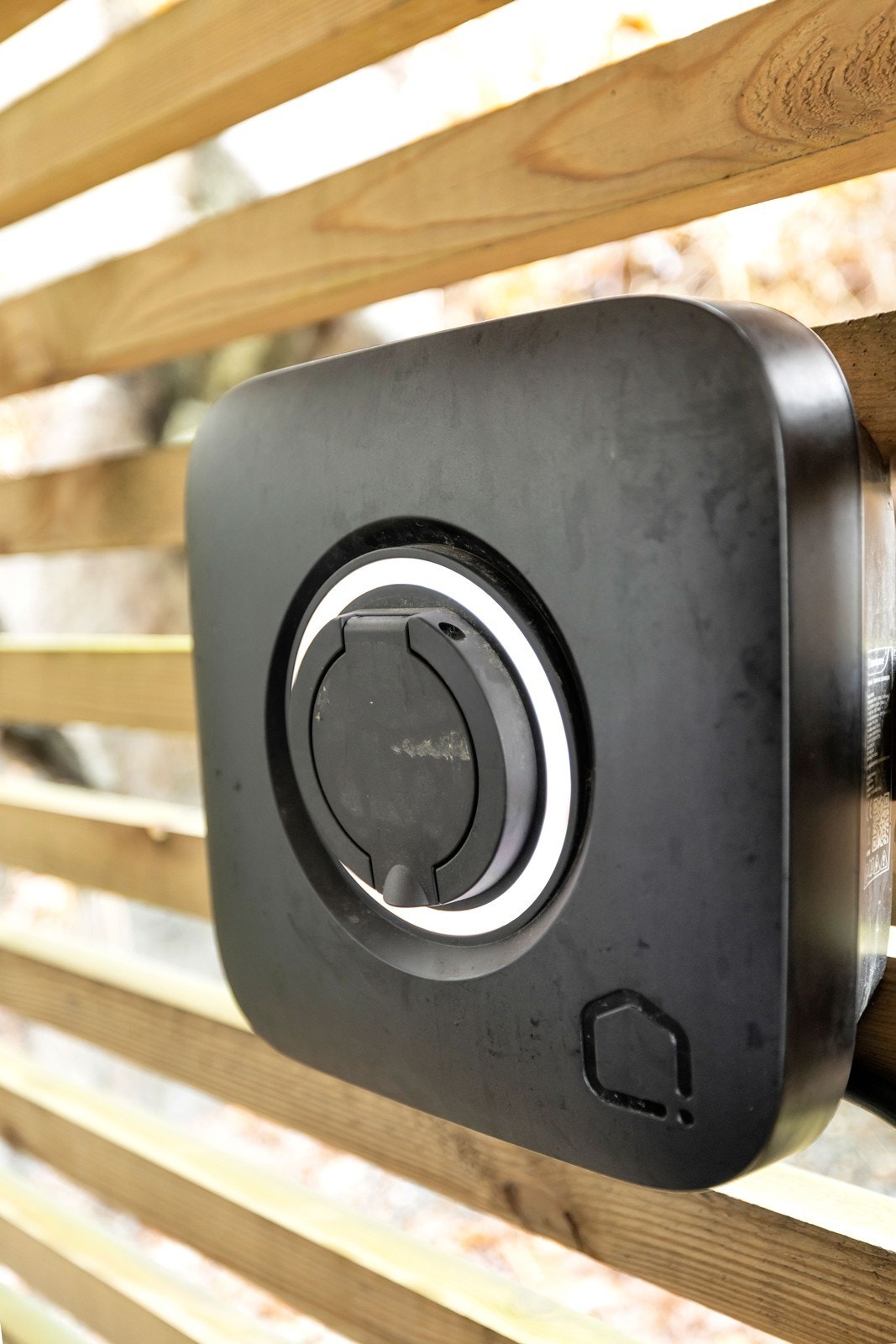 elbil lader i car-port. Galleribilde