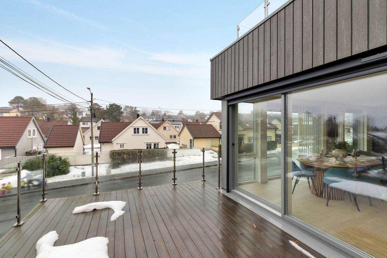 Terrasse med utgang fra stuen. Galleribilde