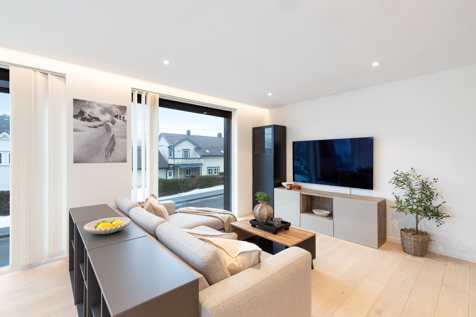 Her er det plass til sittegruppe som vender mot tv-en. Galleribilde