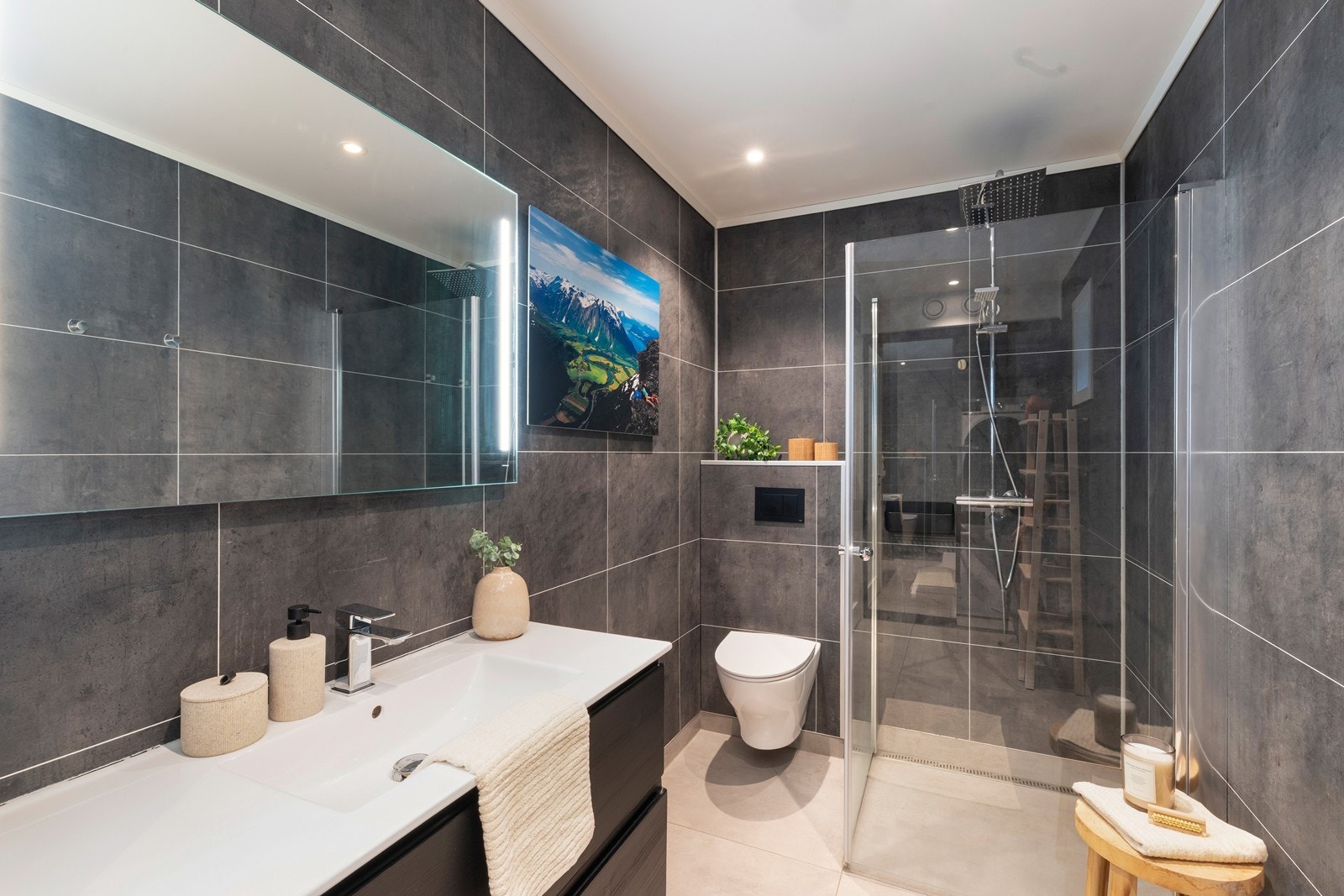 Flislagt bad med dusj og opplegg for vaskemaskin. Galleribilde