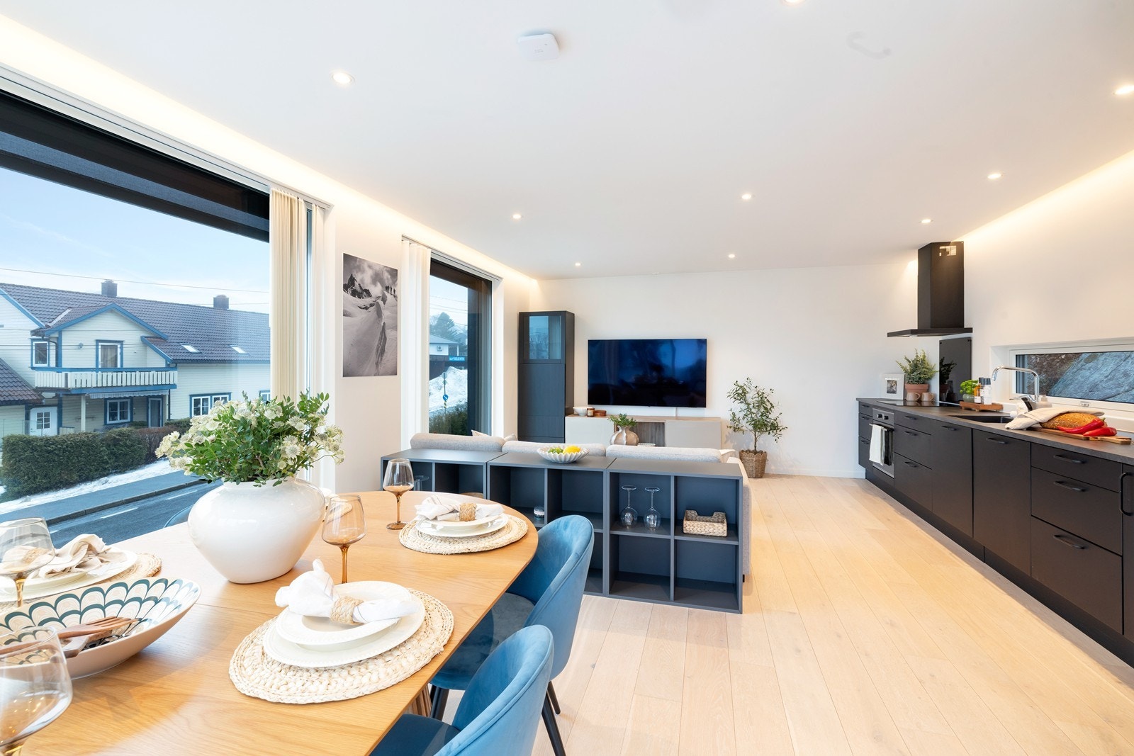 Samtidig er det plass til et stort spisebord i overgangen fra stuen til kjøkkenet. Galleribilde