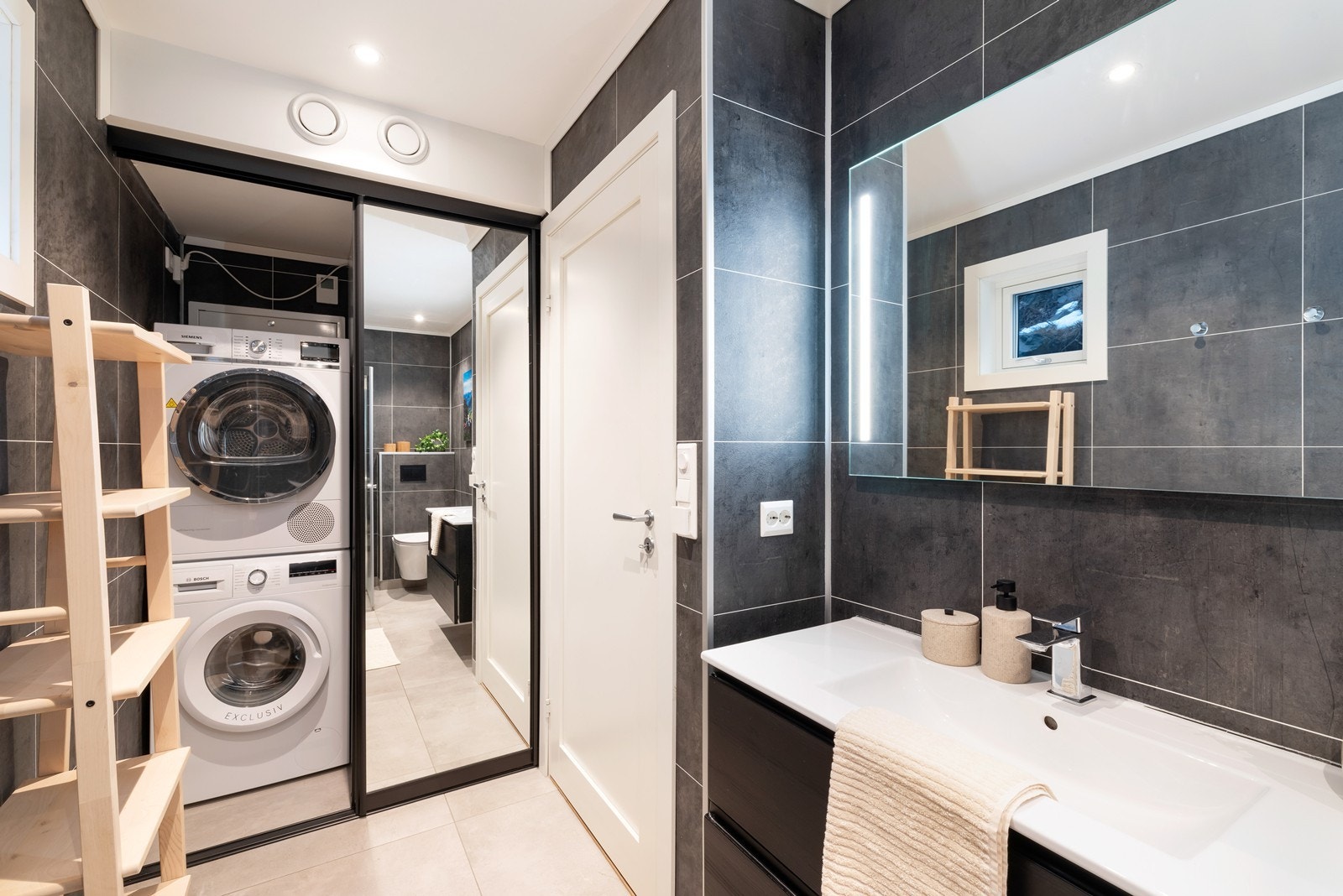 Vaskemaskin og tørketrommel bak skyvedør. Galleribilde