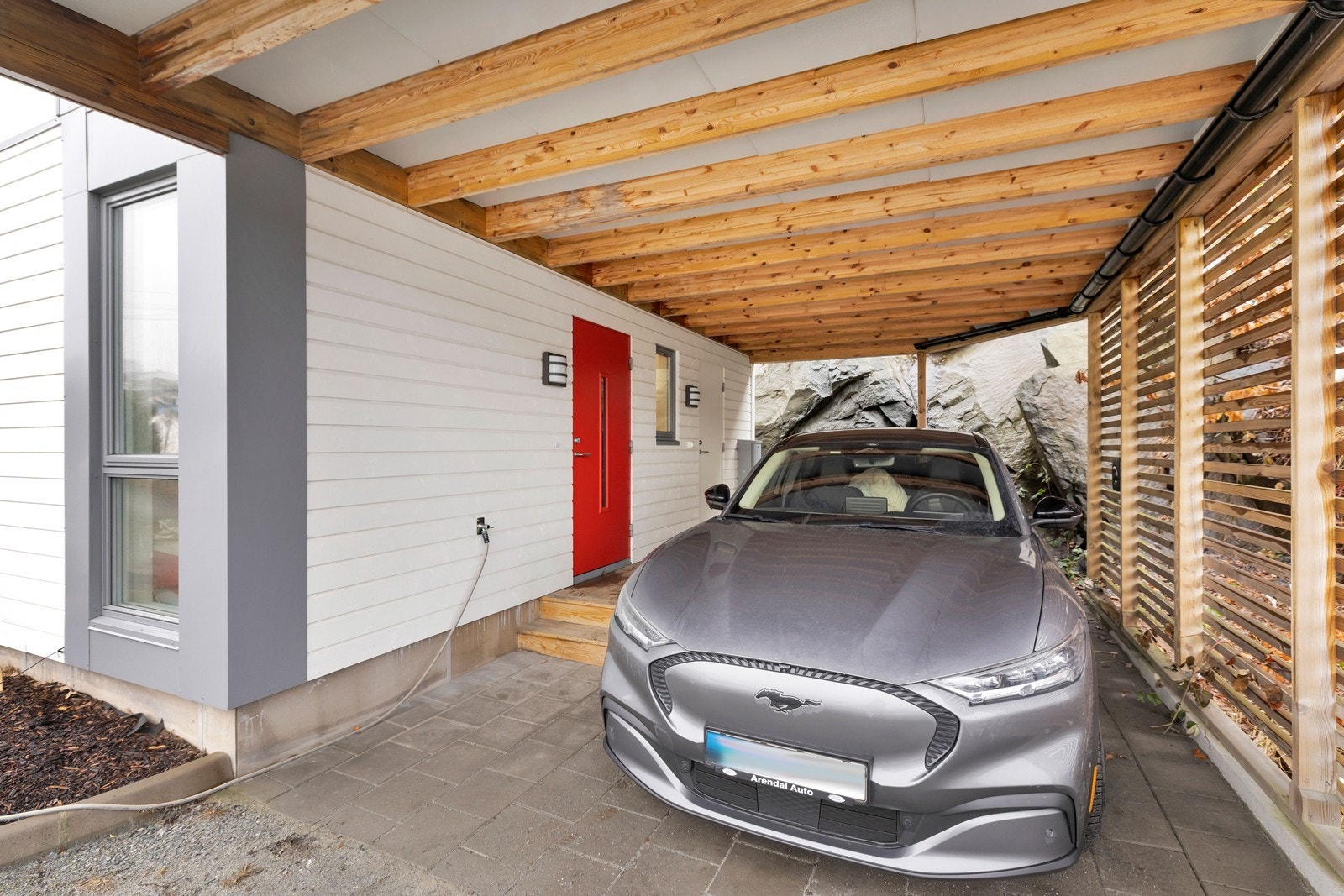 God plass til å parkere i car-port. Galleribilde