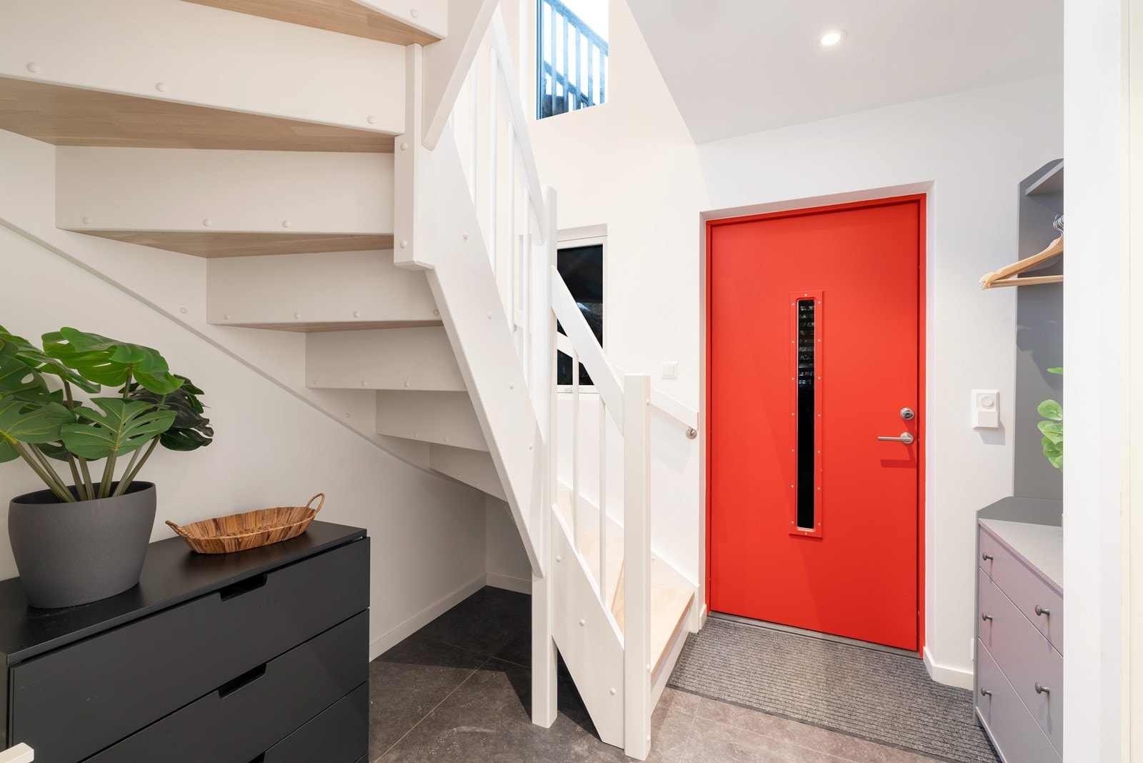 Entréen er romslig med god plass til å henge fra seg yttertøyet og sko. Galleribilde