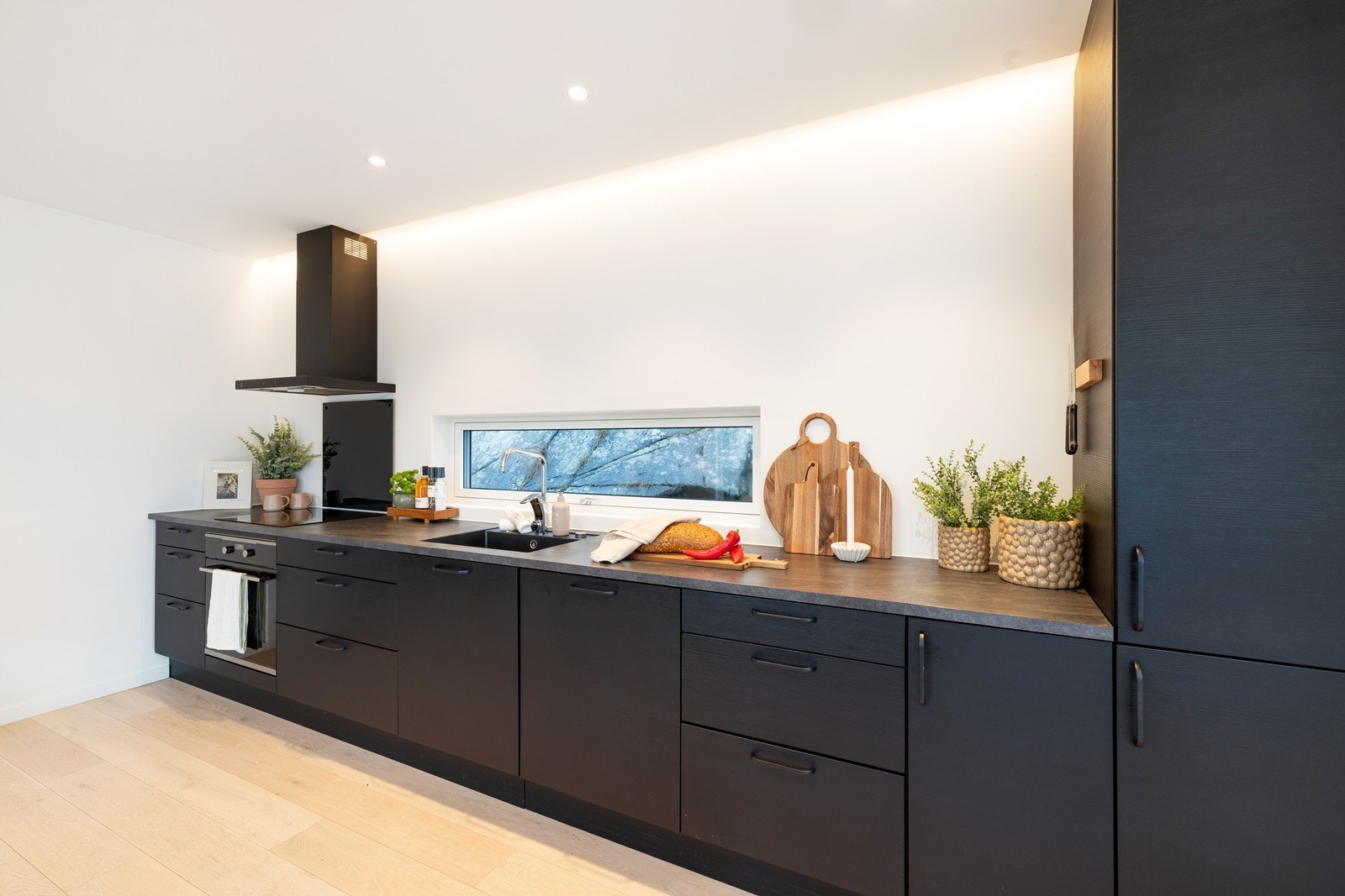 Godt med skapplass og gode arbeidsflater på kjøkkenet. Galleribilde