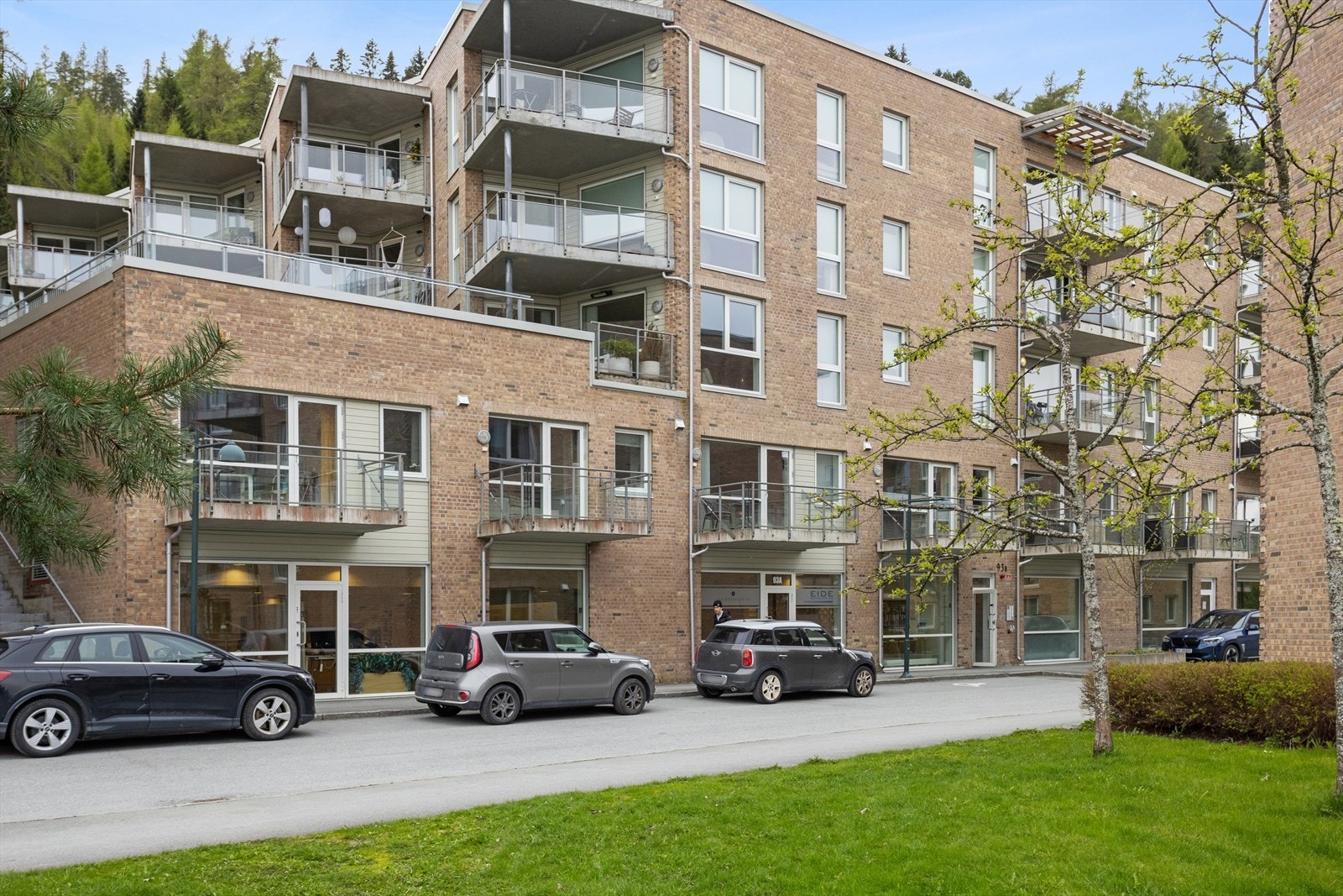 Bygget fra 2012 og det er en pent opparbeidet fellestomt. Galleribilde