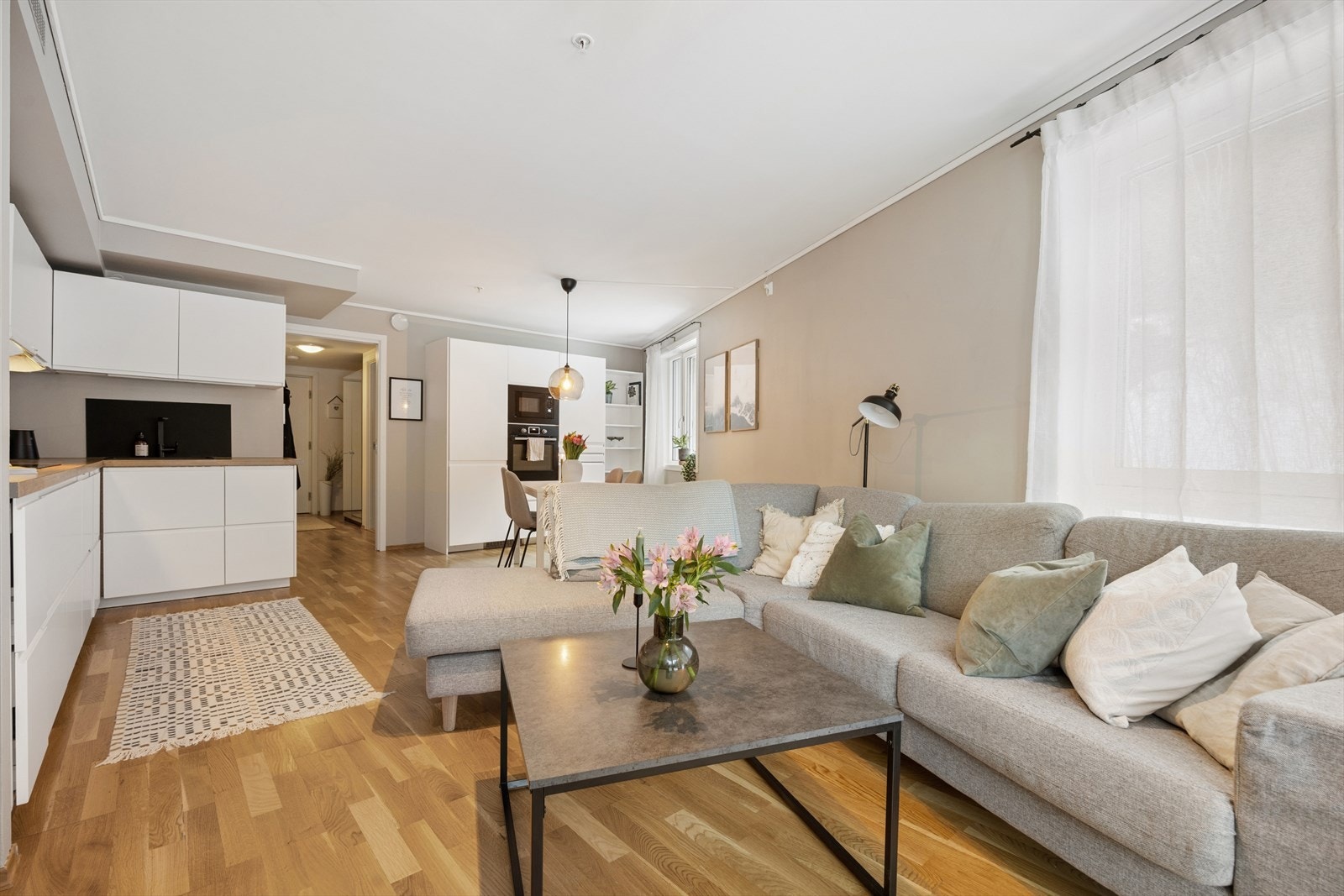 Det sosiale allrommet kombinerer stue og kjøkken på en funksjonell måte. Galleribilde