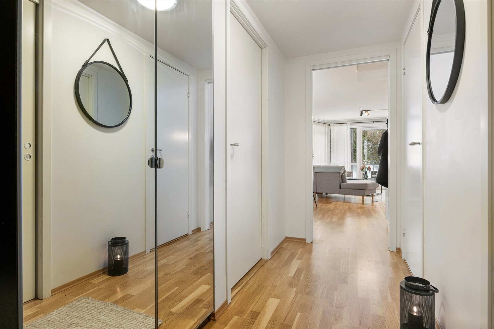 Entréen binder sammen leilighetens rom og har plass til yttertøy og sko. Galleribilde