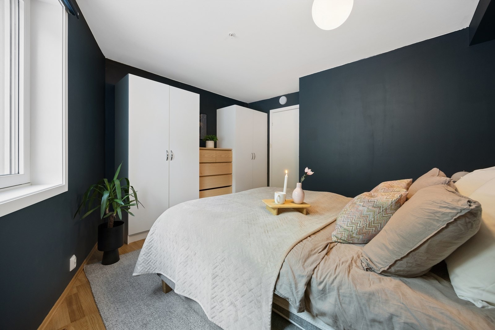 Rommet gir gode muligheter for oppbevaring i medfølgende garderobeløsninger. Galleribilde