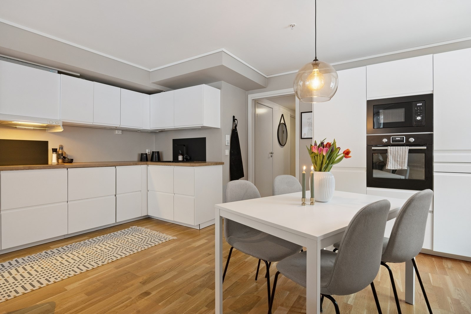 Alle hvitevarer er integrert, inkludert stekeovn, mikrobølgeovn, platetopp og oppvaskmaskin. Galleribilde