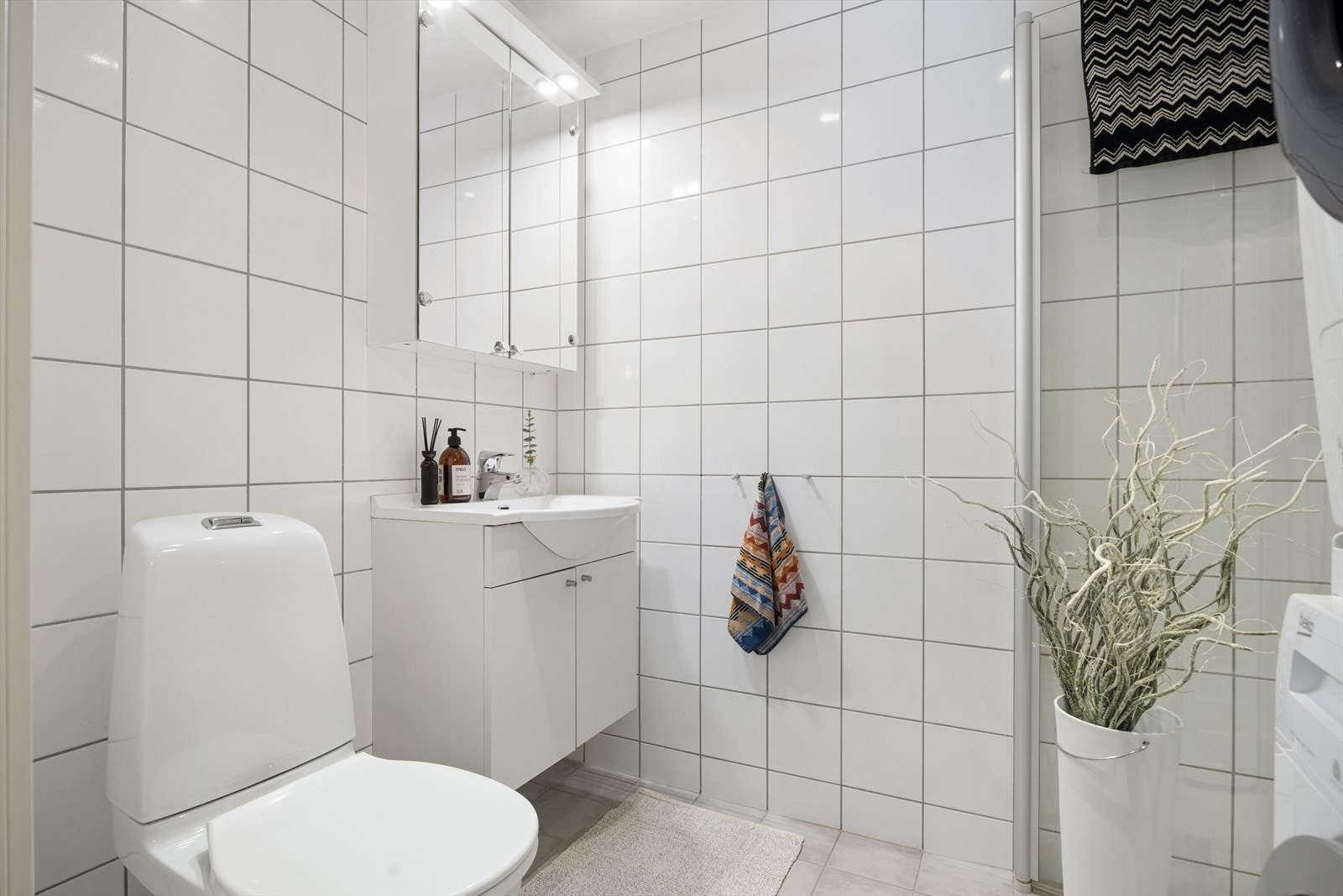 Her er det et gulvmontert toalett som ble byttet i 2023, og servant med underskap. Galleribilde