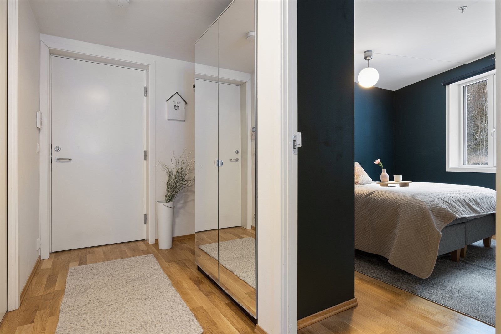 Fra gangen er det inngang til en praktisk innvendig bod på 3 m². Galleribilde