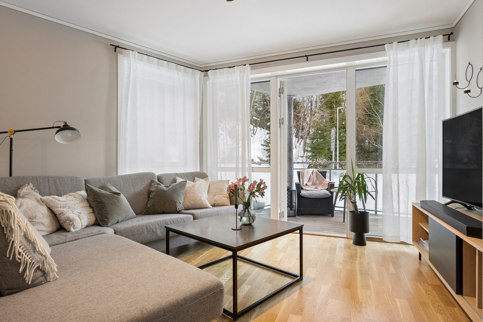 Fra stuen er det direkte utgang til terrassen. Galleribilde