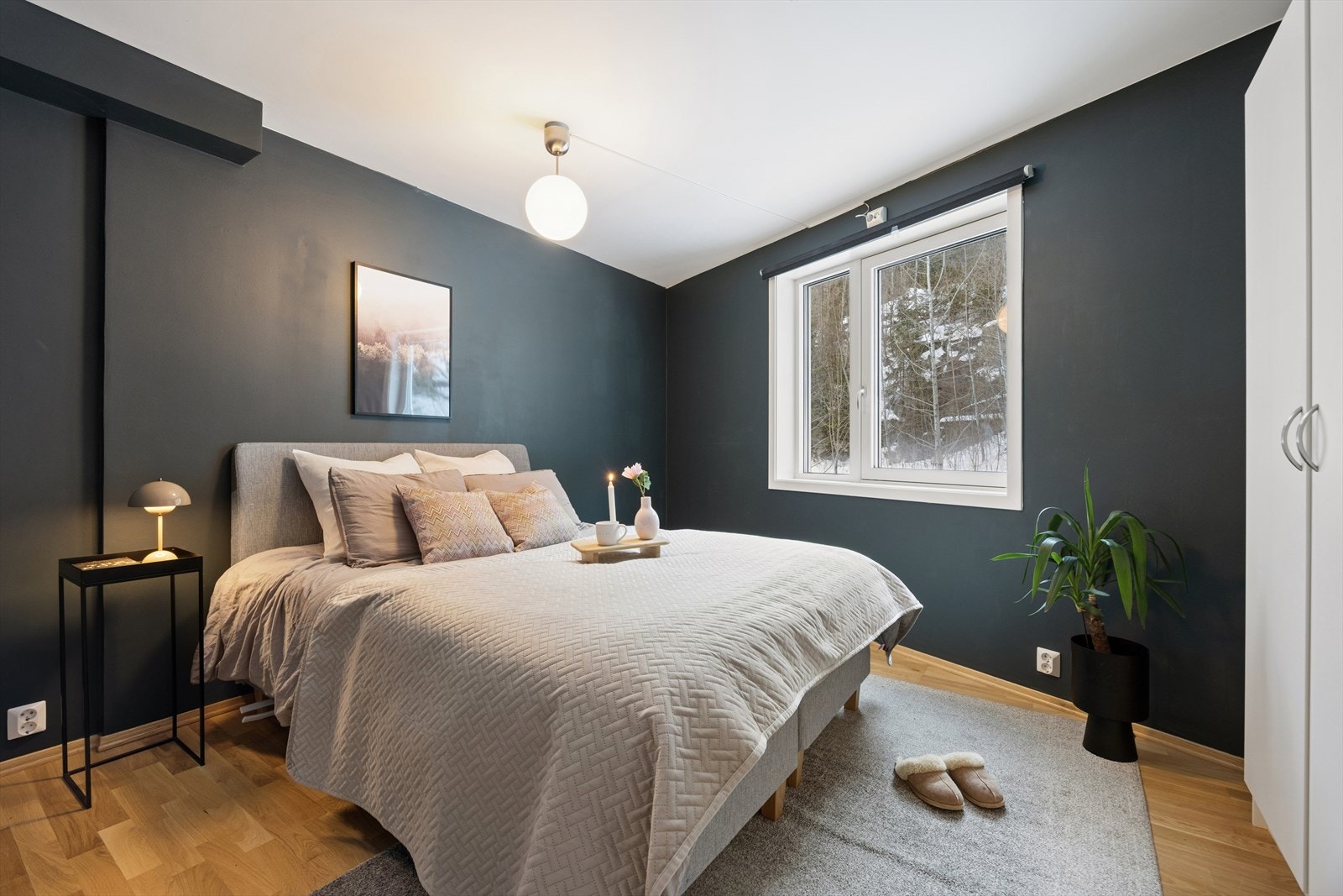 Soverommet har god plass til dobbeltseng og tilhørende møblement. Rommet er på 12,7kvm. Galleribilde