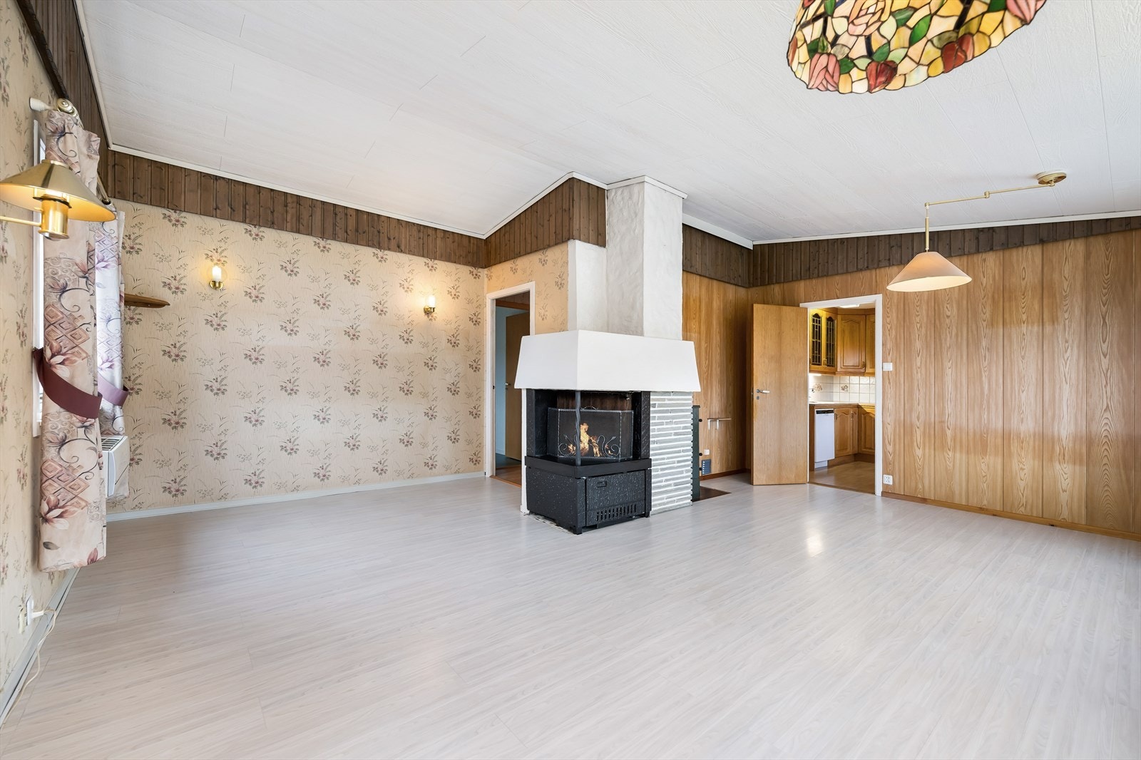 Her finner man også en peis som skaper lun stemning på kalde dager, samt varmepumpe for ekstra komfort. Galleribilde