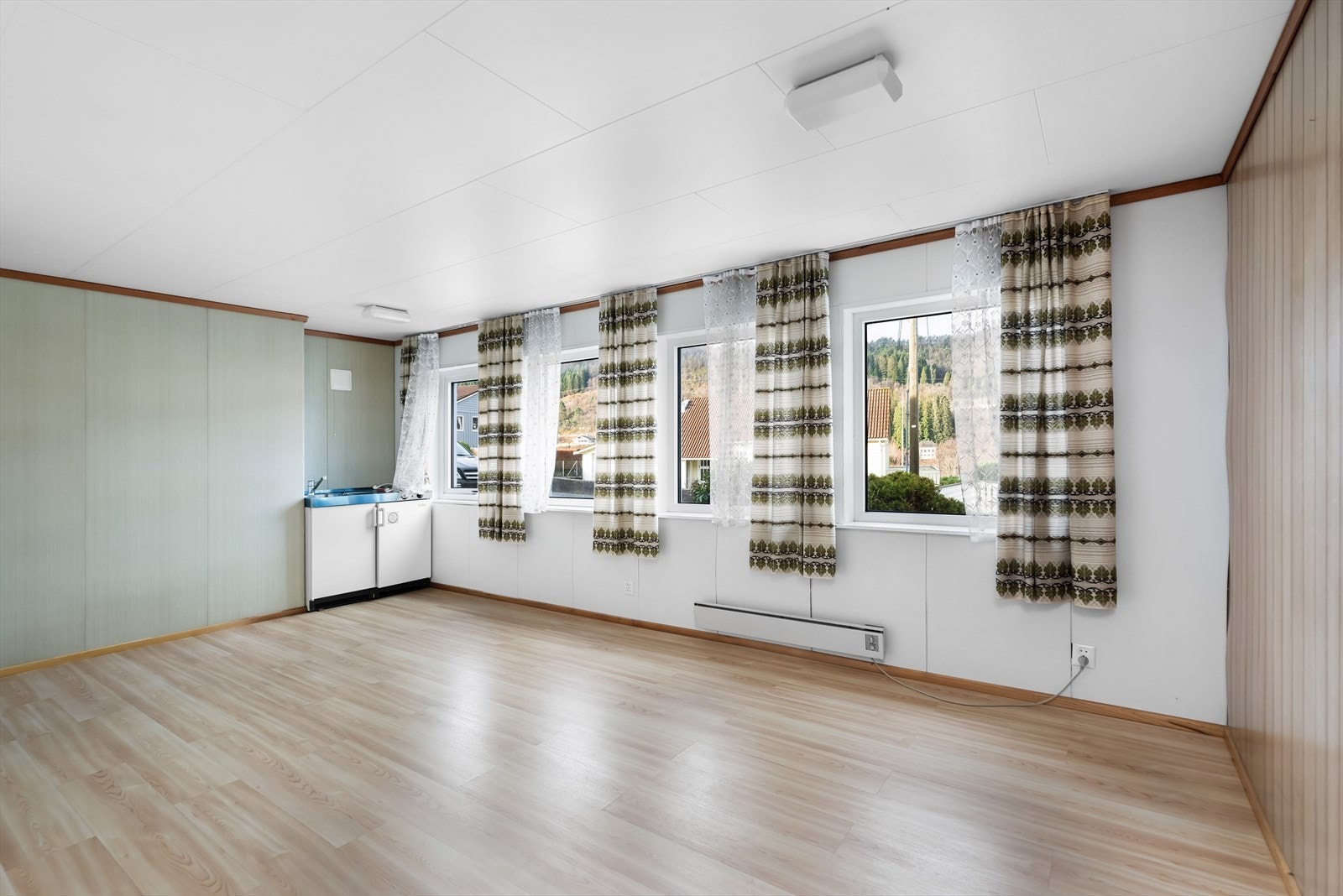 Hybelen har en stor og romslig stue med te-kjøkken. Galleribilde