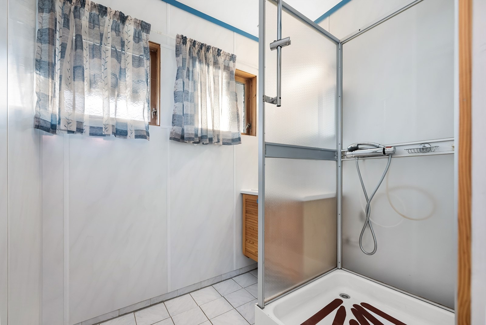 Badet i hovedetasjen har eldre standard med fliser på gulv og våtromsplater på vegger. Galleribilde